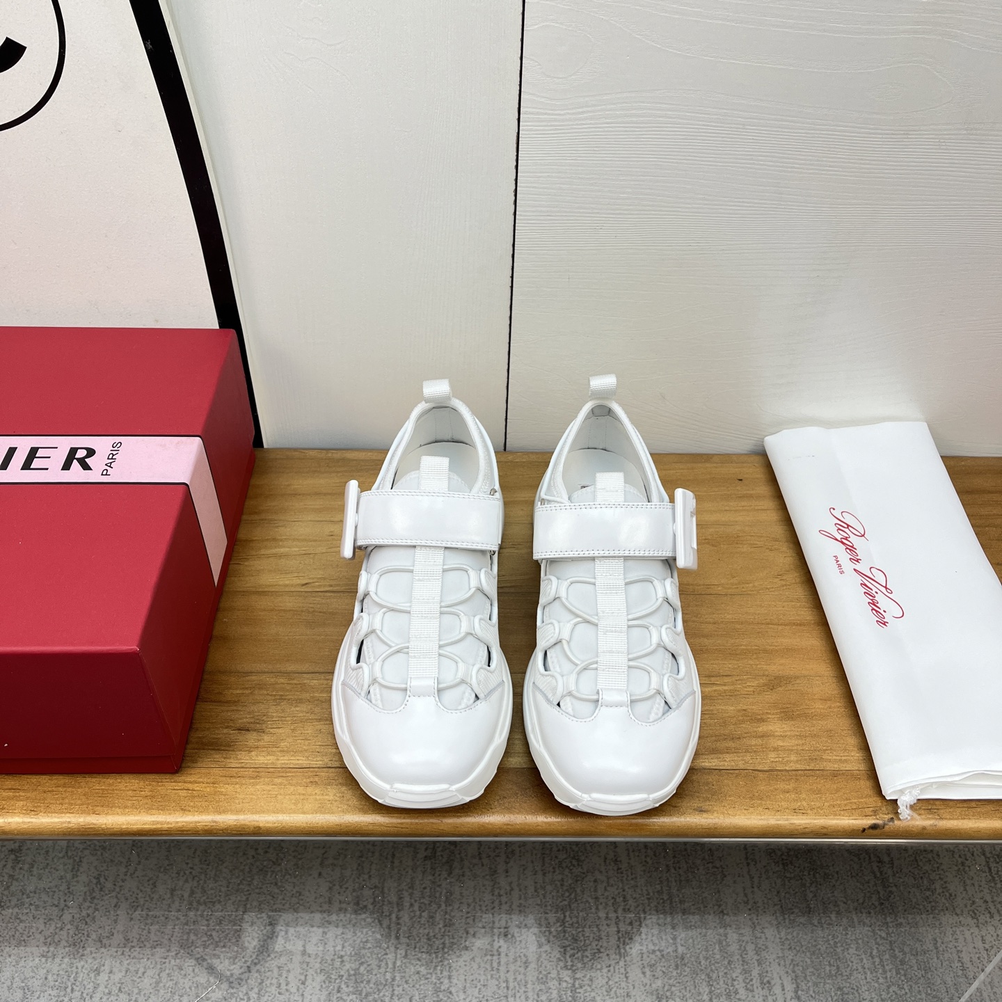 “Roger Vivier SS25 New Arrival Spring and Summer Shoes Offer: $672, Sizes 35-41” - 图片 2