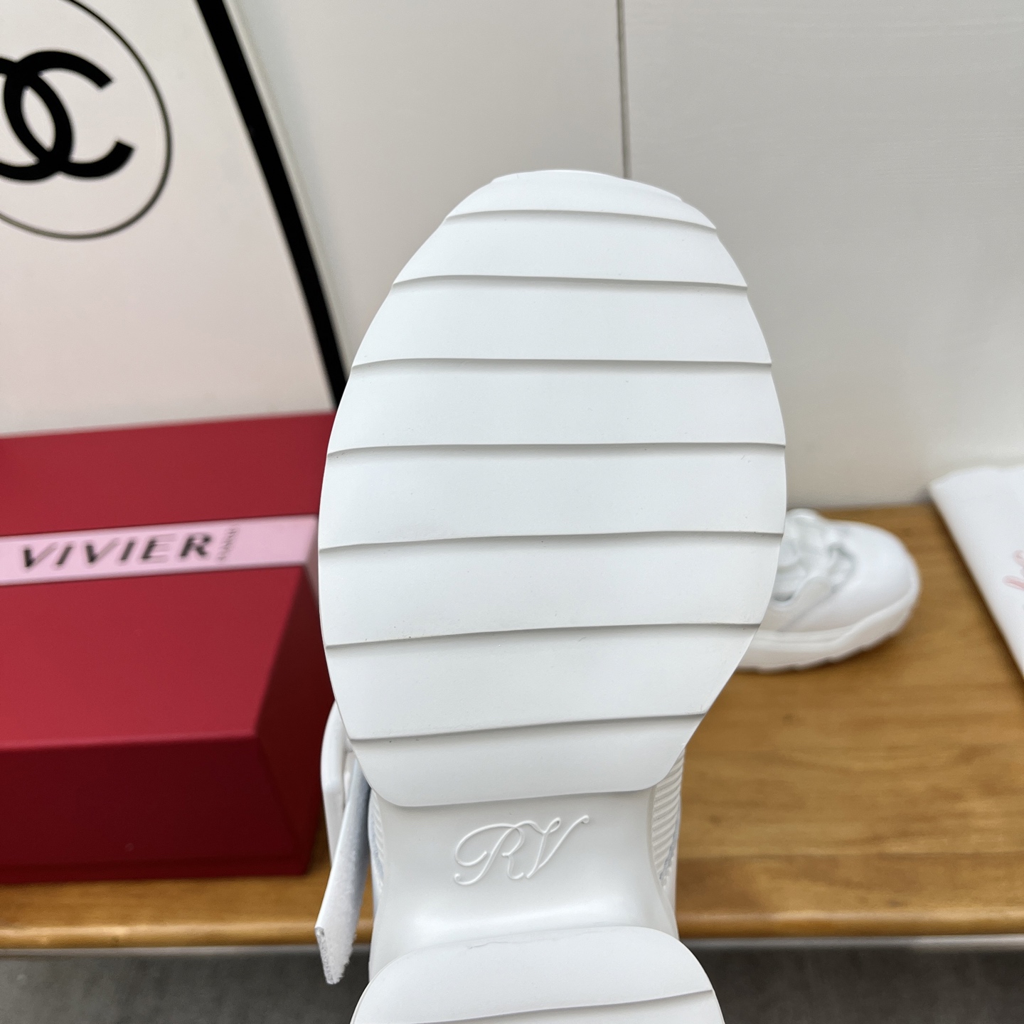 “Roger Vivier SS25 New Arrival Spring and Summer Shoes Offer: $672, Sizes 35-41” - 图片 7