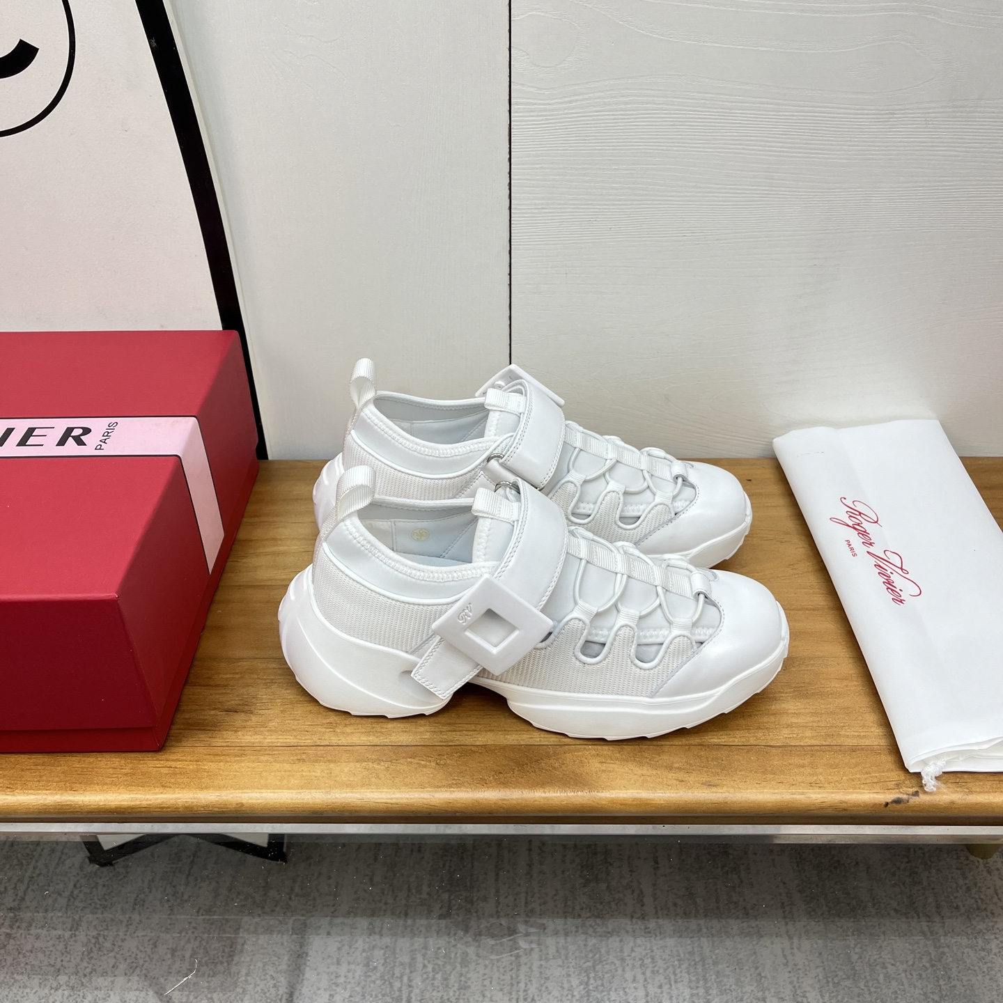 “Roger Vivier SS25 New Arrival Spring and Summer Shoes Offer: $672, Sizes 35-41” - 图片 5