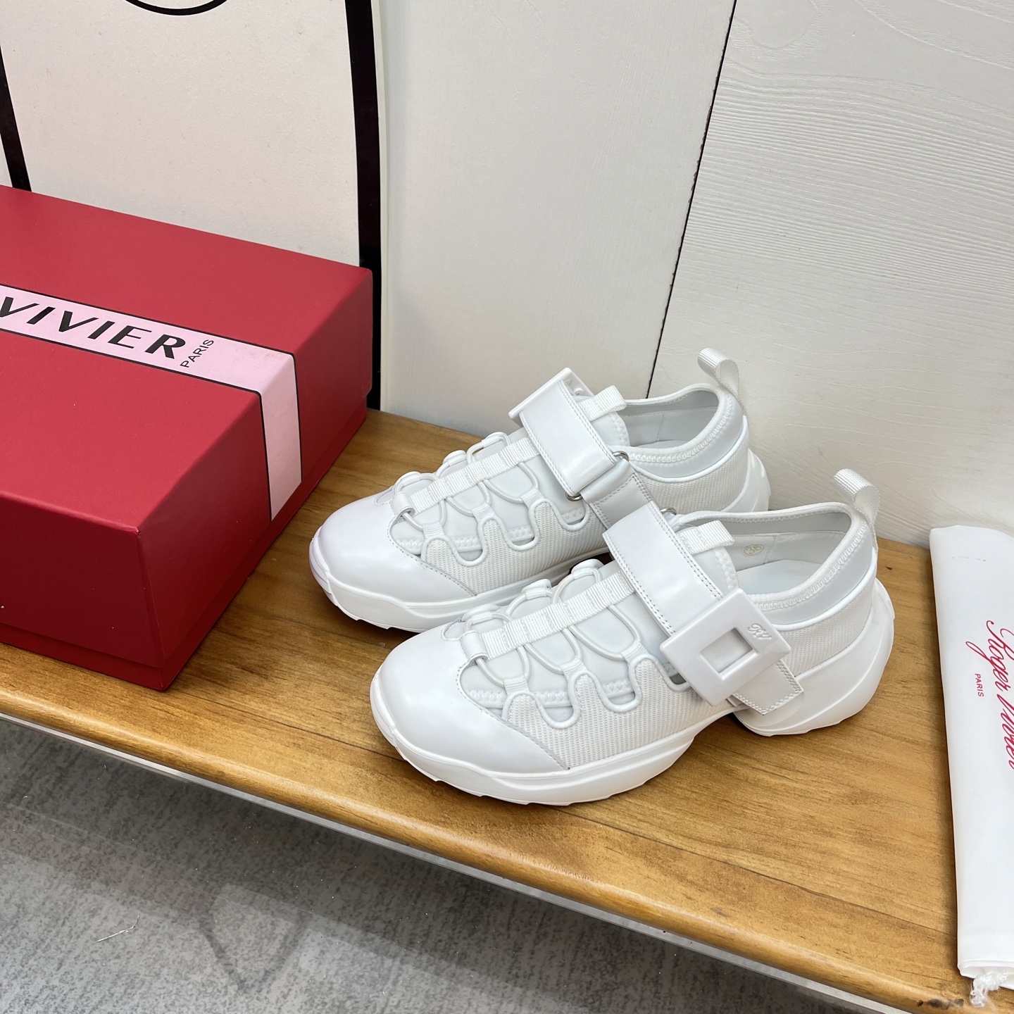 “Roger Vivier SS25 New Arrival Spring and Summer Shoes Offer: $672, Sizes 35-41” - 图片 1