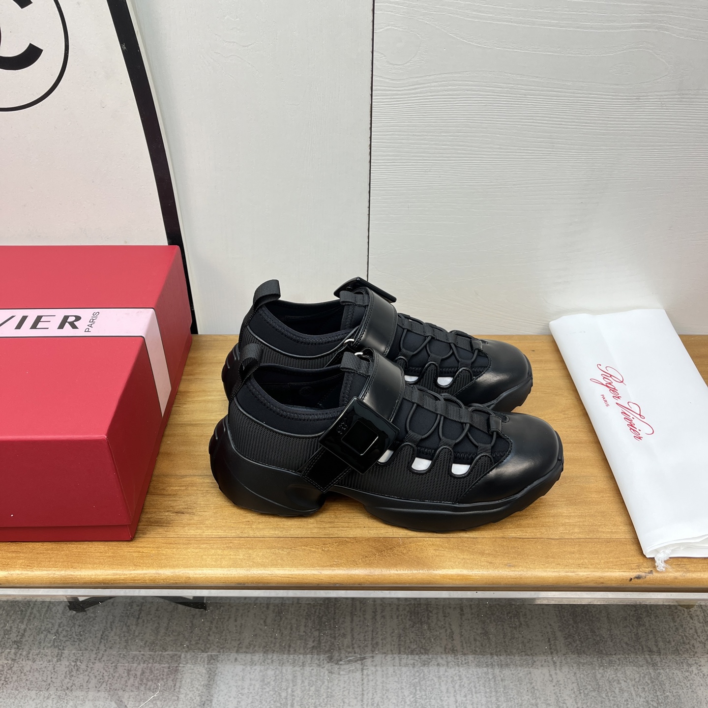 Title: Roger Vivier SS25 New Arrival Spring and Summer Shoes Offer: 672 💰 Summary: New collection of Roger Vivier shoes for spring and summer, sizes 35-41, - 图片 5