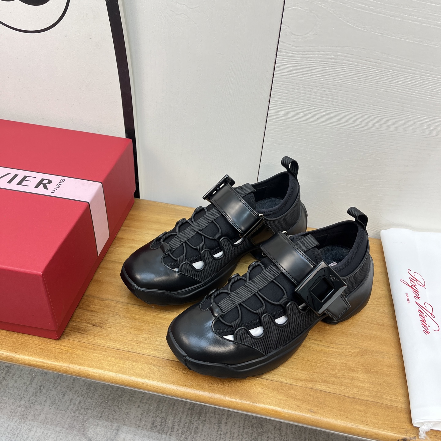 Title: Roger Vivier SS25 New Arrival Spring and Summer Shoes Offer: 672 💰 Summary: New collection of Roger Vivier shoes for spring and summer, sizes 35-41,