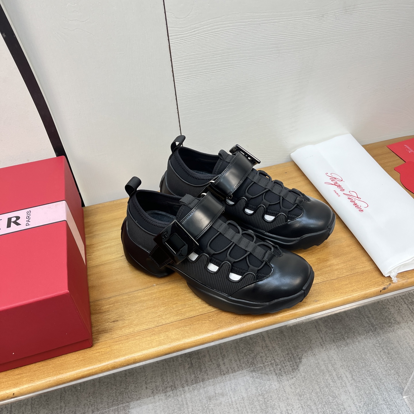 Title: Roger Vivier SS25 New Arrival Spring and Summer Shoes Offer: 672 💰 Summary: New collection of Roger Vivier shoes for spring and summer, sizes 35-41, - 图片 3