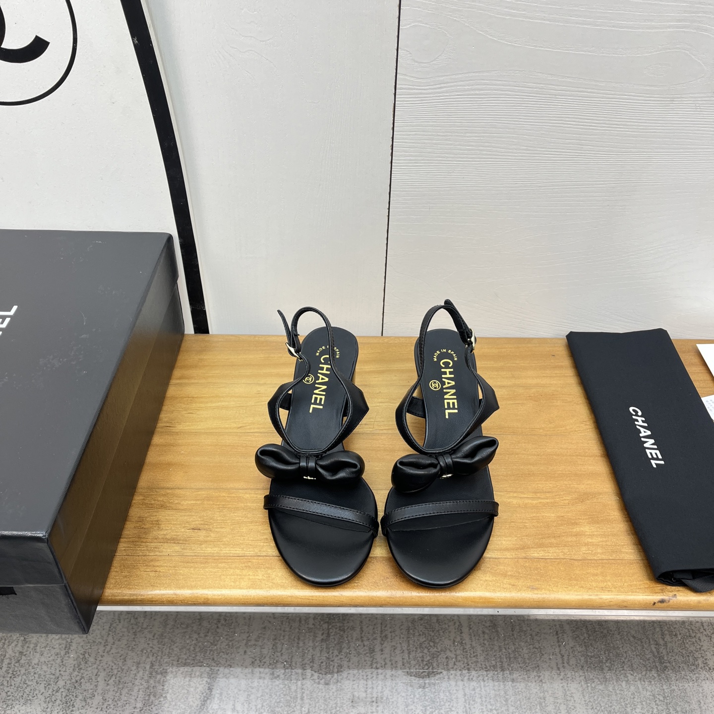 NO:227468,CHANE* ｜Xiaoxiang Early Spring Bow Double C Thick One-Strip Heel Sandals Classic Bow Design Elegant and Outdated The shoe design is very thin and the foot looks whiter. Fashionable, elegant, and super temperament! Whether it is matched with jeans or skirts, it can be completely held~ The upper is imported lambskin, the inner foot pads are all sheepskin, imported Italian leather soles, size 35-39 (customized for 40/41)., Sandals, chanel, sandals, skirts, jeans, sheepskin, Leather soles19860909CHANE* ｜小香早春蝴蝶结双C粗一字带跟凉鞋 经典蝴蝶结设计 优雅而不过时 鞋型的设计非常显脚瘦 上脚非常显白 时尚,优雅, 超显气质! 无论是搭配牛仔裤还是半裙 完全hold得住~ 鞋面采用进口小羊皮 内里垫脚均为羊皮 意大利进口真皮大底 码数35-39（40/41定做）.,凉鞋,chanel,sandals,skirts,jeans,sheepskin,Leather soles,Women's Shoes