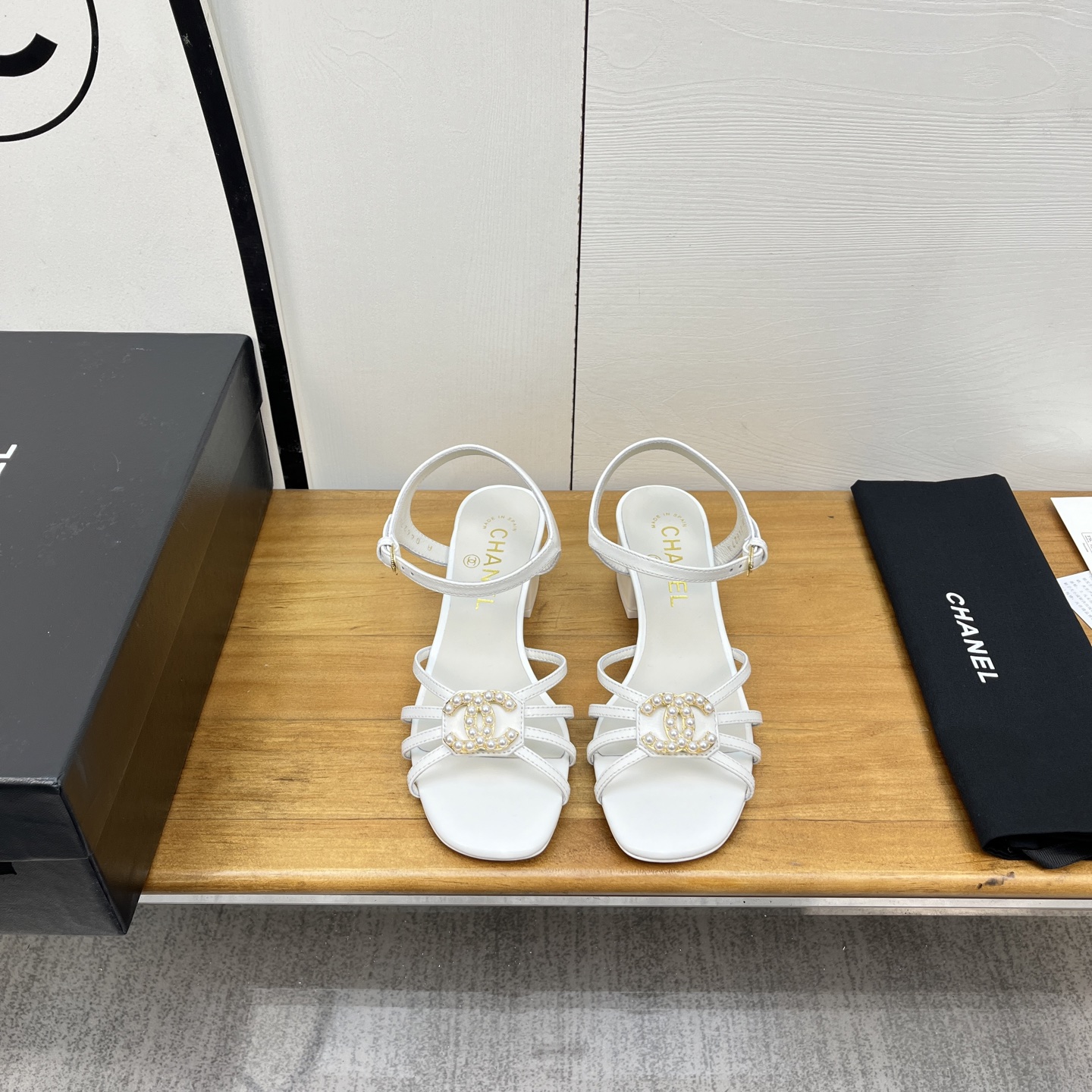 NO:227474,Chanel 25ss Chanel Sandals Single Shoes Early Autumn Series is available for new products, this season's Xiangjia small hit!  I really love it at first sight, the classic color combination is perfect!  It is really unique and is the biggest highlight of this shoe. It is eye-catching but not exaggerated. It is super cool everyday. It is super versatile no matter whether it is paired with pants, sweatshirts or skirts. It looks good no matter how you wear it. The more you look at it, the more you like it! Imported cowhide upper, mixed-bred sheepskin, outsole, Italian leather outsole Size35-70., sandals, chanel, chanel, chanel, sandals, hoodie, sweatshirts, skirts, cowhide, sheepskin, Leather soles19860909chanel 25ss 香奈儿 凉鞋 单鞋早秋系列火爆上新,这一季香家小爆款！ 真的一眼爱了,经典拼色完美搭配！ 真的超级有个性,是这款鞋子最大的亮点,醒目而不浮夸的设计,超日常超酷, 无论搭配裤子卫衣或裙子都超级百搭,怎么穿都好看,越看越喜欢! 鞋面进口牛皮 内里混种羊皮  大底意大利真皮大底 Size35-70 .,凉鞋,chanel,chanel,chanel,sandals,hoodie,sweatshirts,skirts,cowhide,sheepskin,Leather soles,Women's Shoes