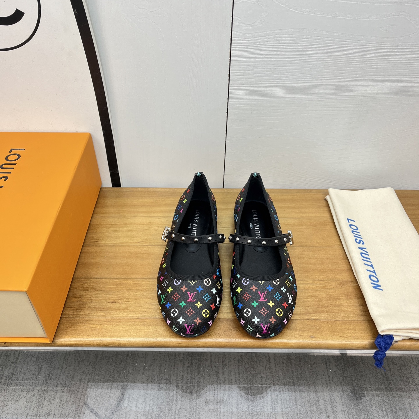 NO:227462,LV | Louis Vuitton 25 2025 early spring new model, top version, the original version is consistent, the counter focuses on the latest model LV X TM ROMY Murakami Takashi's joint ballet shoes, hard goods are on the new BS purchasing level!  Full of high-end feeling!  A popular model from domestic and foreign bloggers, retro and fashionable, beautiful!  Official website main model★ ━━━━━ t ━━━━━━━━━━━━ High custom lambskin/presby leather inner imported sheepskin outsole original Italian genuine leather outsole Shoe size: 35-39 (34, 40, 41, 42 customized), ballet shoes, louis vuitton, louis vuitton, sheepskin, Leather soles19860909LV | 路易威登 25 2025早春新款 顶级版本原版一致 专柜主打最新款 LV X TM ROMY 村上隆联名款芭蕾鞋 硬货上新 BS代购级别！高级感十足！国内外博主刷爆的一款,复古又时髦上脚美炸了！官网主推款★ ━━━━━ t ━━━━━ 鞋面高定制小羊皮/老花皮 内里进口羊皮里 大底原版意大利真皮大底 鞋码: 35-39（34、40、41、42定制）,芭蕾舞鞋,louis vuitton,louis vuitton,sheepskin,Leather soles,Women's Shoes