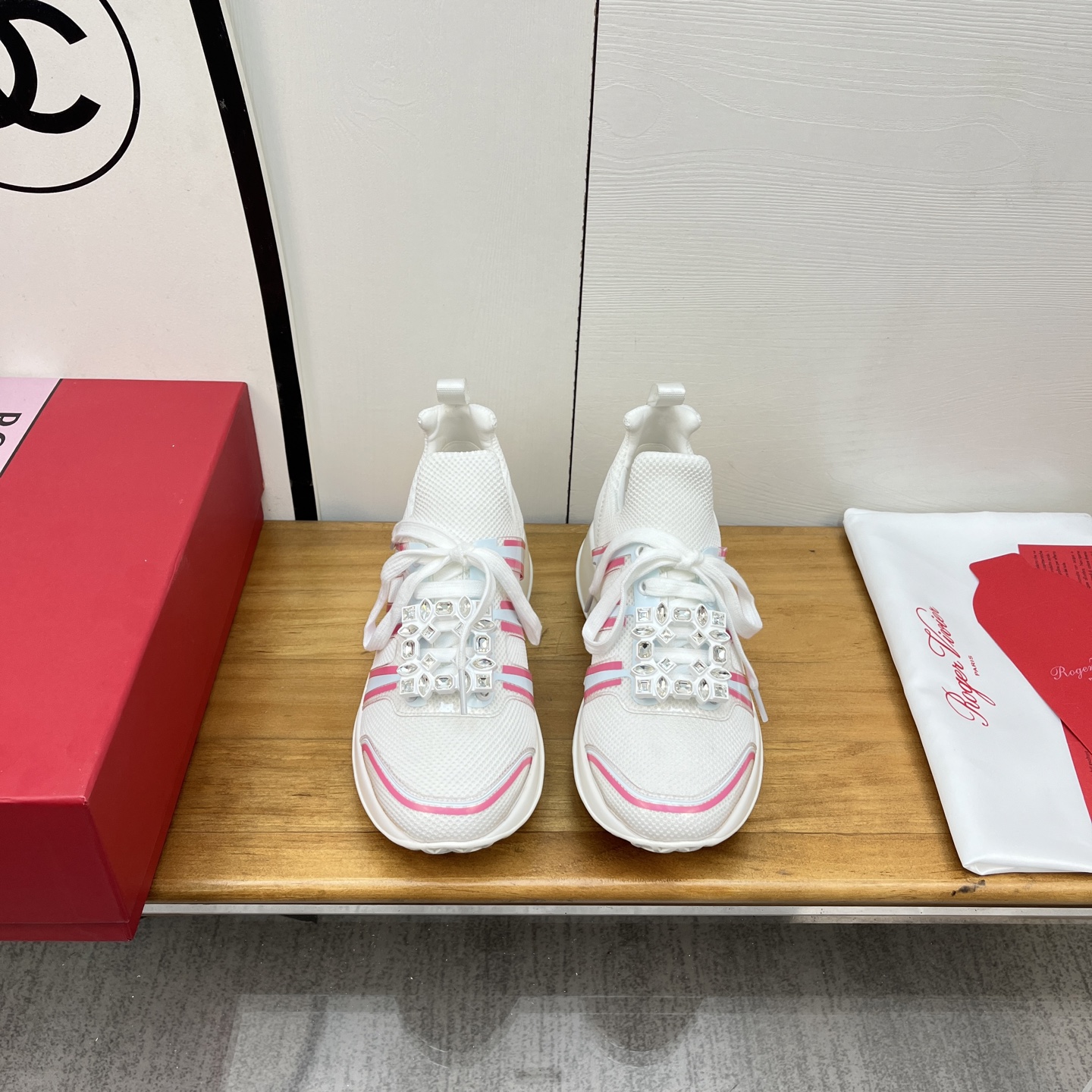 NO:227311,RV new ROGER VIVIER brand 2025 Viv’Motor series most beautiful sports and casual shoes~ [Top version] Vivia exquisite style, double color-blocked mirror mesh fabric embellished with removable flash diamond buckle, exquisite and elegant Swarovski crystal diamond buckle is simply amazing. It is delicate and lightweight on the feet~ both appearance and feel are very good. Special upper net   original imported custom special materials, inner foot pad sheepskin, hardware original Swarovski shiny rhinestones, original IP anti-slip gear sole, size 35-40 sizes, heel height 5cm, casual shoes/sports shoes, roger vivier, swarovski, sneakers, sheepskin19860909RV新款ROGER VIVIER品牌2025 Viv‘Motor系列最美运动休闲鞋～【顶级版本】 维维亚精致风格,双拼色镜面网眼面料制成点缀可拆卸闪钻饰扣,精致优雅施华洛水晶钻扣简直太赞了上脚秀气又超轻便～颜值和脚感都很能打 鞋面特殊网 原版进口订制特殊料 内里垫脚羊皮 五金原版施华洛世奇闪亮水钻 鞋底原版IP防滑齿轮大底 码数35-40码  跟高5cm,休闲鞋/运动鞋,roger vivier,swarovski,sneakers,sheepskin,Women's Shoes