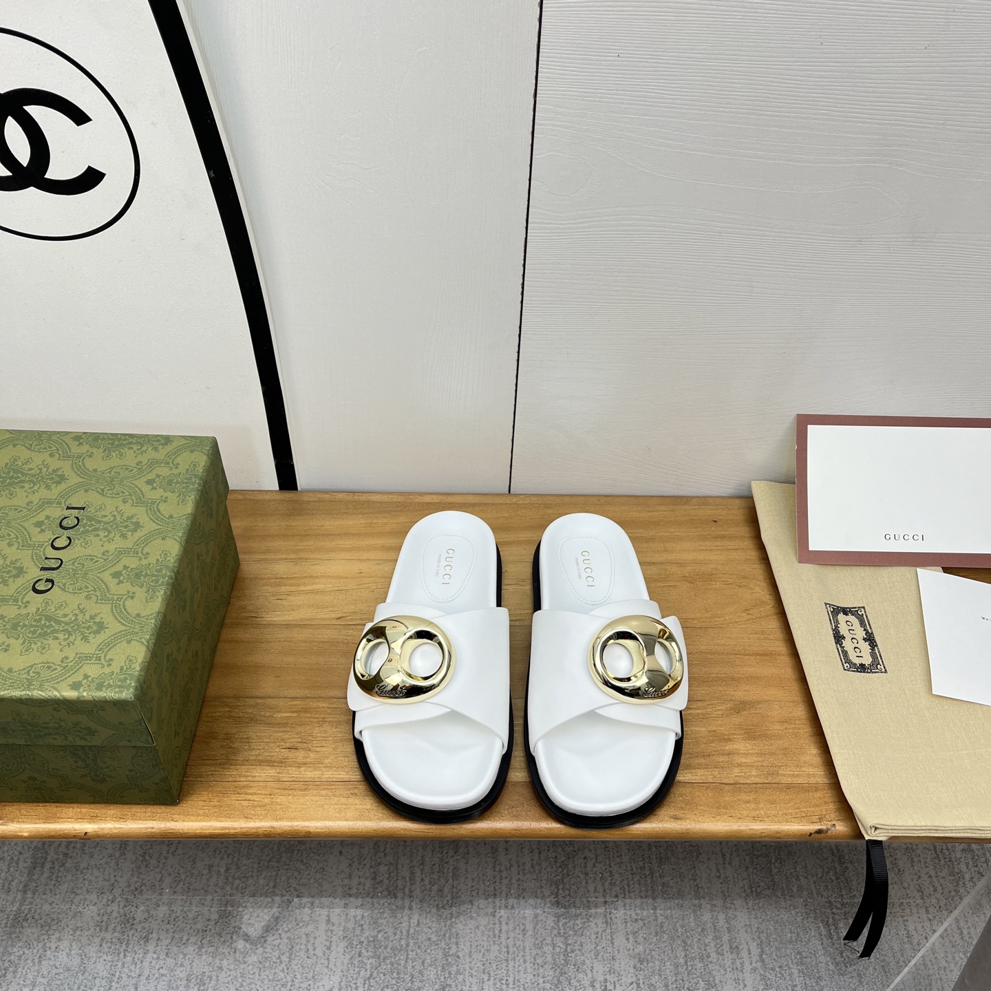 NO:260428,Gucc* Home 2 new flat heel flip-flops, high-end version, long-term products, recommended to beauties, must try this slipper, another favorite ~ the style is super positive, the workmanship is perfect, the foot is very comfortable, elegant and versatile. The original mold opening (not the ordinary version of the market) Italian leather sole!  Material: Original cowhide, imported ultra-soft sheepskin, original upper 11 mold opening G buckle, size 35-42 (41/42 custom-made, non-return and exchange) Rubber sole, leather sole, slippers, gucci, slippers, cowhide, sheepskin, Leather soles19860909Gucc*家2新款平跟一字拖 高版本 长期做货 推荐给美眉们 一定要试试这款拖鞋 又一款心头爱 ~版型超正 做工细节完美 ,上脚非常舒适 高雅百搭.原版开模（不是市场的普通版本）意大利真皮大底！ 材质:原版 牛皮 内里进口超软羊皮 鞋面原版11开模 G扣 码数35-42码（41/42定制不退换） 橡胶底,皮底,拖鞋,gucci,slippers,cowhide,sheepskin,Leather soles,Women's Shoes