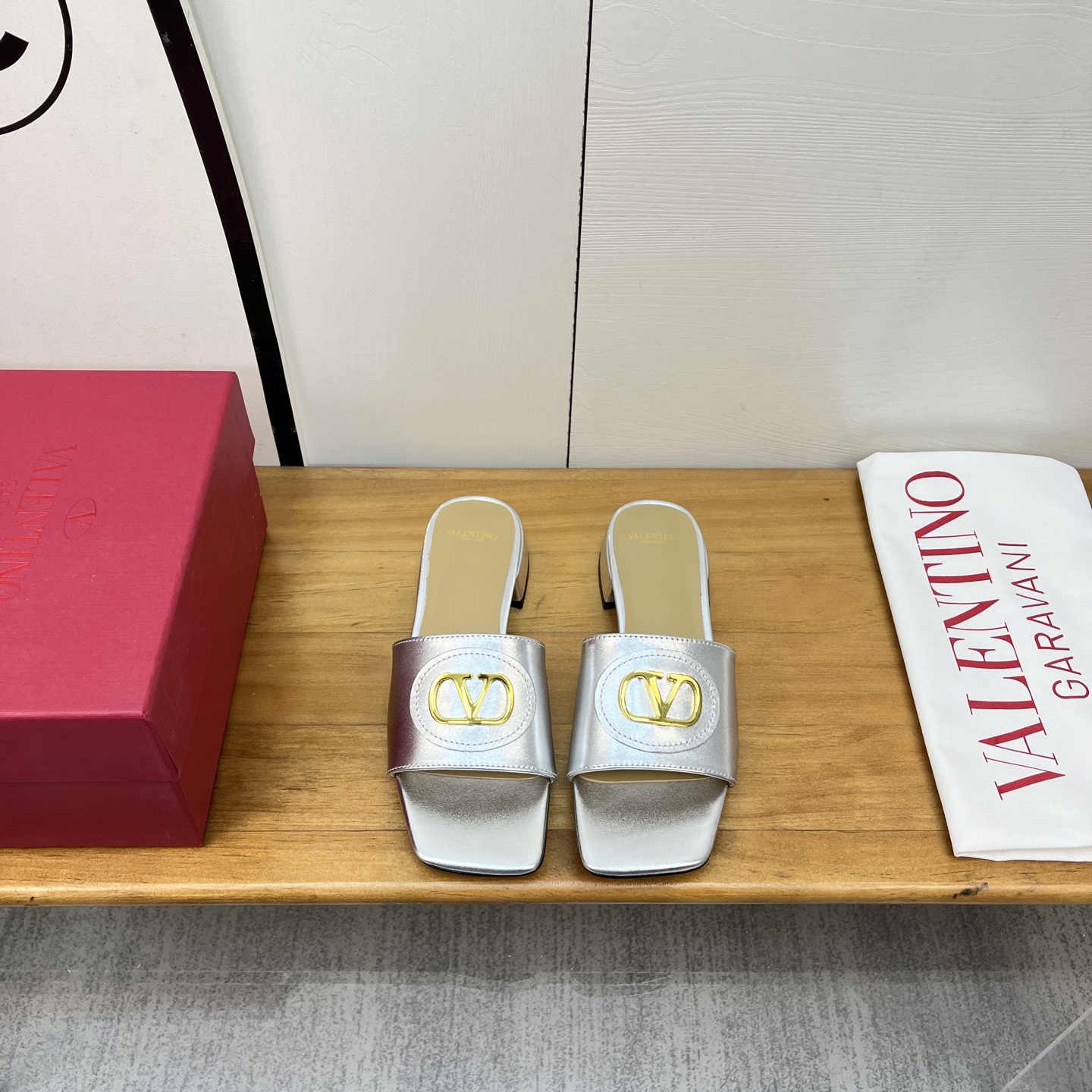 NO:247787,Valentino 25ss Spring and Summer 2025 new product SIGNATURE Metal V-buckle Slippers New —————————————— Valentino Garavani’s classic “Roman Stud” series is launched in a new interpretation!  The latest golden V-buckle elements are full of high-end feeling!  Extremely fashionable ~ Original imported calfskin upper, original imported mixed-bred sheepskin lining, outsole, Italian genuine leather outsole, heel height 2cm, size 35-39 (40.41.42 custom made without return), slippers, valentino, valentino, slippers, cowhide, sheepskin, Leather soles19860909Valentino 华伦天奴 25ss 2025春夏新品 SIGNATURE金属V扣拖鞋 上新 ———————————— Valentino Garavani 的经典“Roman Stud”系列以全新的诠释方式首发！最新金色V扣元素 满满的高级感 ！时尚度爆棚～ 鞋面原版进口小牛皮 内里原版进口混种羊皮里 大底意大利真皮大底 跟高2cm 码数35-39（40.41.42定做不退换）,拖鞋,valentino,valentino,slippers,cowhide,sheepskin,Leather soles,Women's Shoes