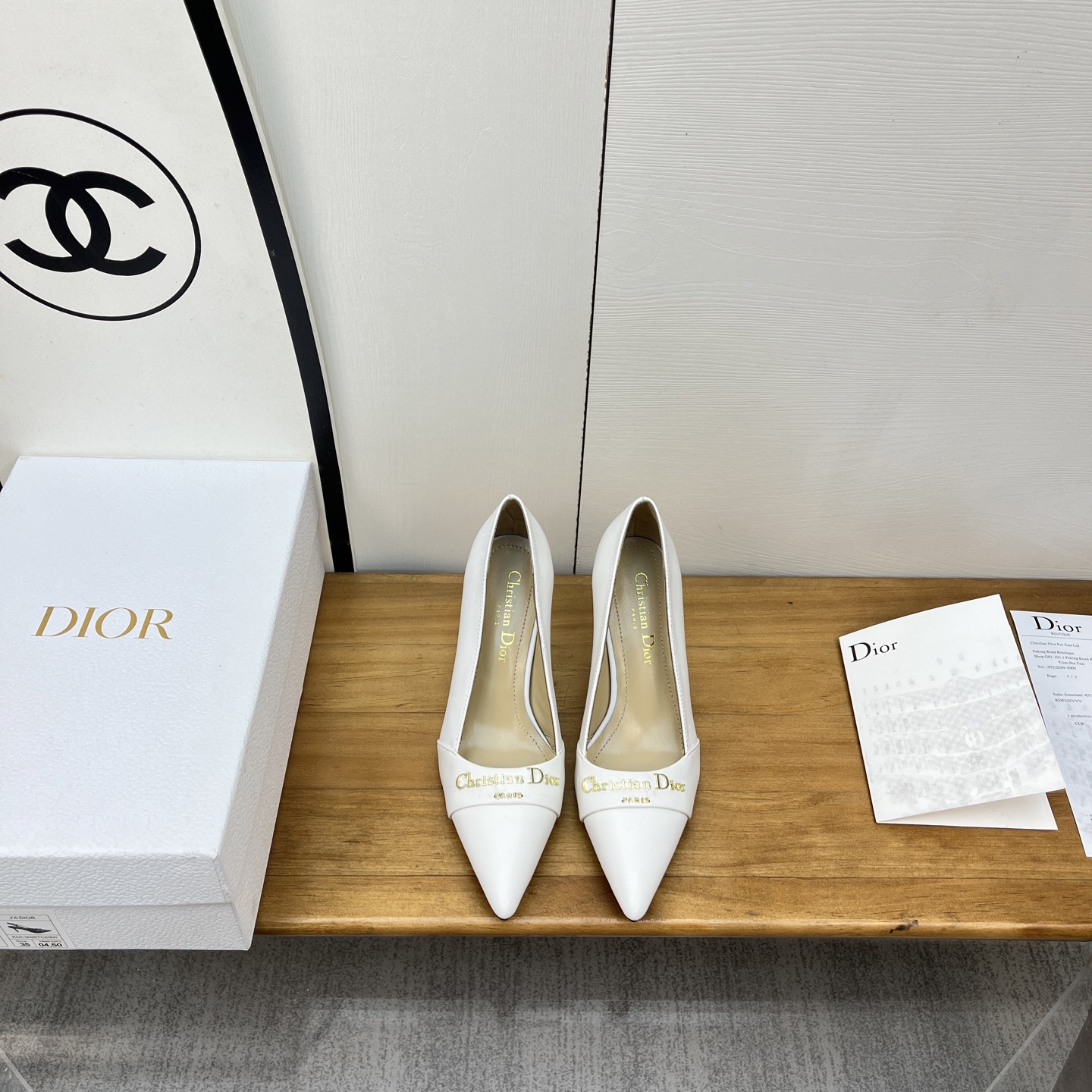 NO:262897,Dior 2025 spring and summer haute couture new MY Dior low-heeled pointed toe women's shoes CD letter logo hardware buckle thin heel sandals material imported edge beaded cowhide/calf leather/environmental breathable technology fabric   water dyed sheepskin lining   Italian leather outsole Heel height: 8CM size standard code 34-43 (34.40.41.42.43 customization without return or replacement), single shoe sandals, dior, dior, sandals, cowhide, sheepskin, Leather soles19860909迪奥 2025春夏高定系列新款 MY Dior 低跟尖头女鞋 CD字母logo五金扣细跟凉鞋 材质进口开边珠牛皮/小牛皮/环保透气科技面料 水染羊皮内里 意大利真皮大底 跟高:8CM 码数标准码34-43（34.40.41.42.43定制不退不换）,单鞋凉鞋,dior,dior,sandals,cowhide,sheepskin,Leather soles,Women's Shoes