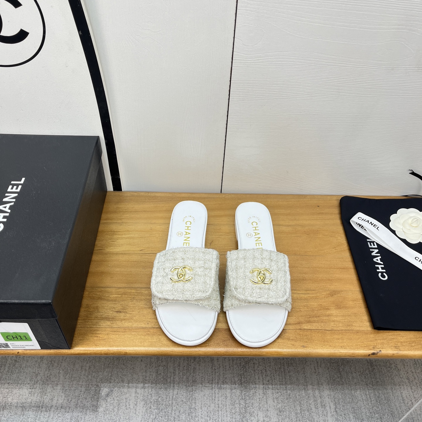 NO:262898,25Fw spring and summer new Chanel Xiaoxiang classic flip-flop schoolbag buckle slippers. A versatile sandals that are not worn out. A super classic one. It is exquisite in casualness and has a firm temperament. This year's beautiful spring and summer bonus treasure!  Upper sheepskin/denim/vle inner foot pad sheepskin high heel flat/thick heel 5cm sole Italian leather outsole size 35-39 (40,41 custom made without return), slippers, chanel, slippers, sheepskin, Leather soles1986090925Fw春夏新款Chanel小香经典翻盖书包扣一字拖鞋 穿不腻的百搭凉拖 超经典的一款 休闲中带着精致 气质拿捏稳妥 今年春夏绝美加分宝藏！ 鞋面羊皮/牛仔布/丝绒 内里垫脚羊皮 高跟平底/粗跟5cm 鞋底意大利真皮大底 码数35-39（40,41定制不退换）,拖鞋,chanel,slippers,sheepskin,Leather soles,Women's Shoes