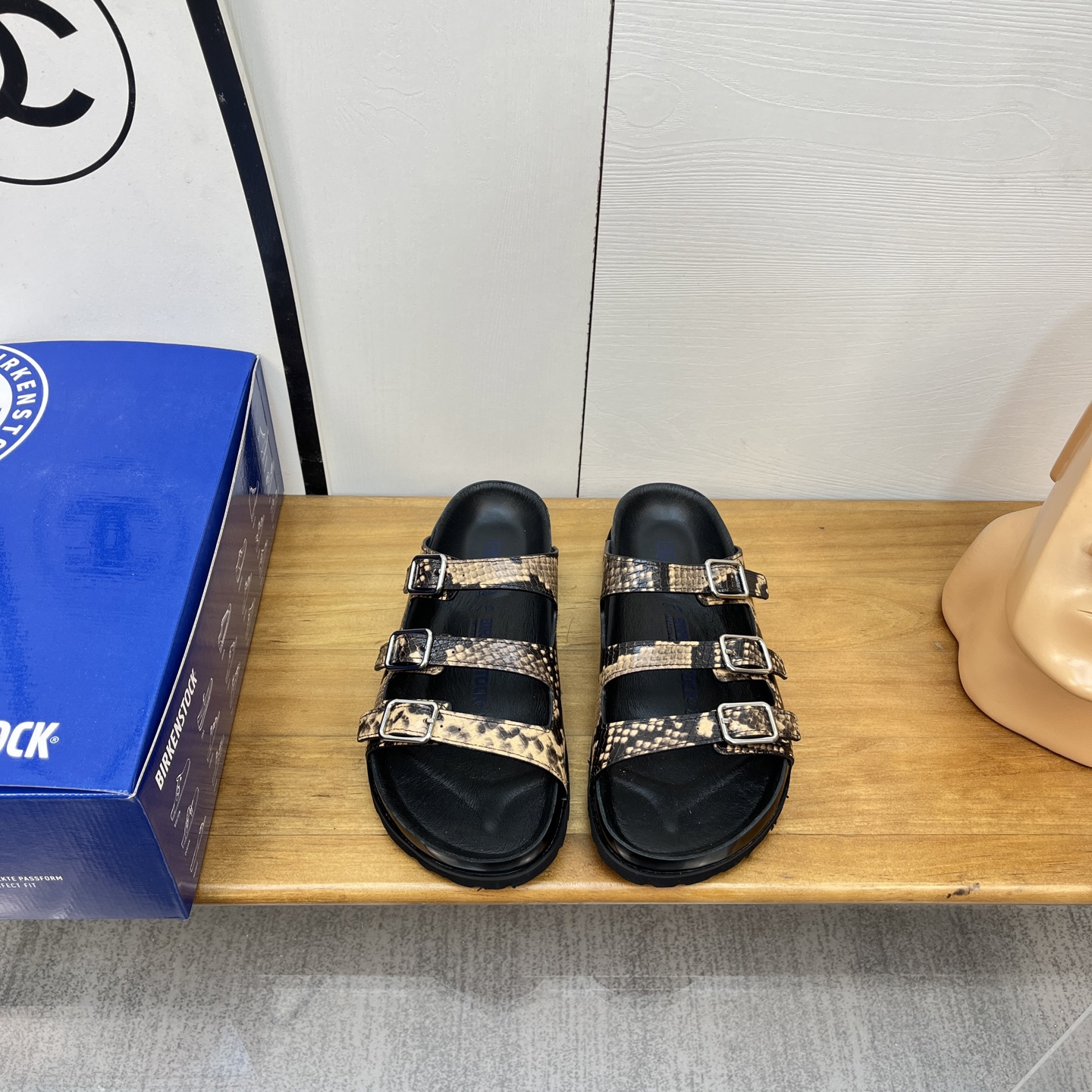 NO:262890,The classic Birken sandals, whose structure is in view of the ergonomic design, makes the foot bed perfectly fit the curve of the foot. In short, it is comfortable to put on and off, and is fashionable and versatile. Fabric: imported leather. Foot pads: imported leather. Foot bed: cork   high elastic PVC sole: EVA rubber foam. Size: women 35-40. Men 38-75. Snake pattern 40. Slippers. Slippers.19860909经典款勃肯凉拖, 其构造鉴于人体工学设计,使脚床的构造完美的贴合脚的弧度,简单来说就是,上脚舒适,穿脱方便,潮而百搭 面料:进口皮料 垫脚:进口皮料 脚床:软木 高弹PVC 鞋底:EVA橡胶发泡 尺码:女35-40 男38-75 蛇纹40,拖鞋,slippers,Women's Shoes