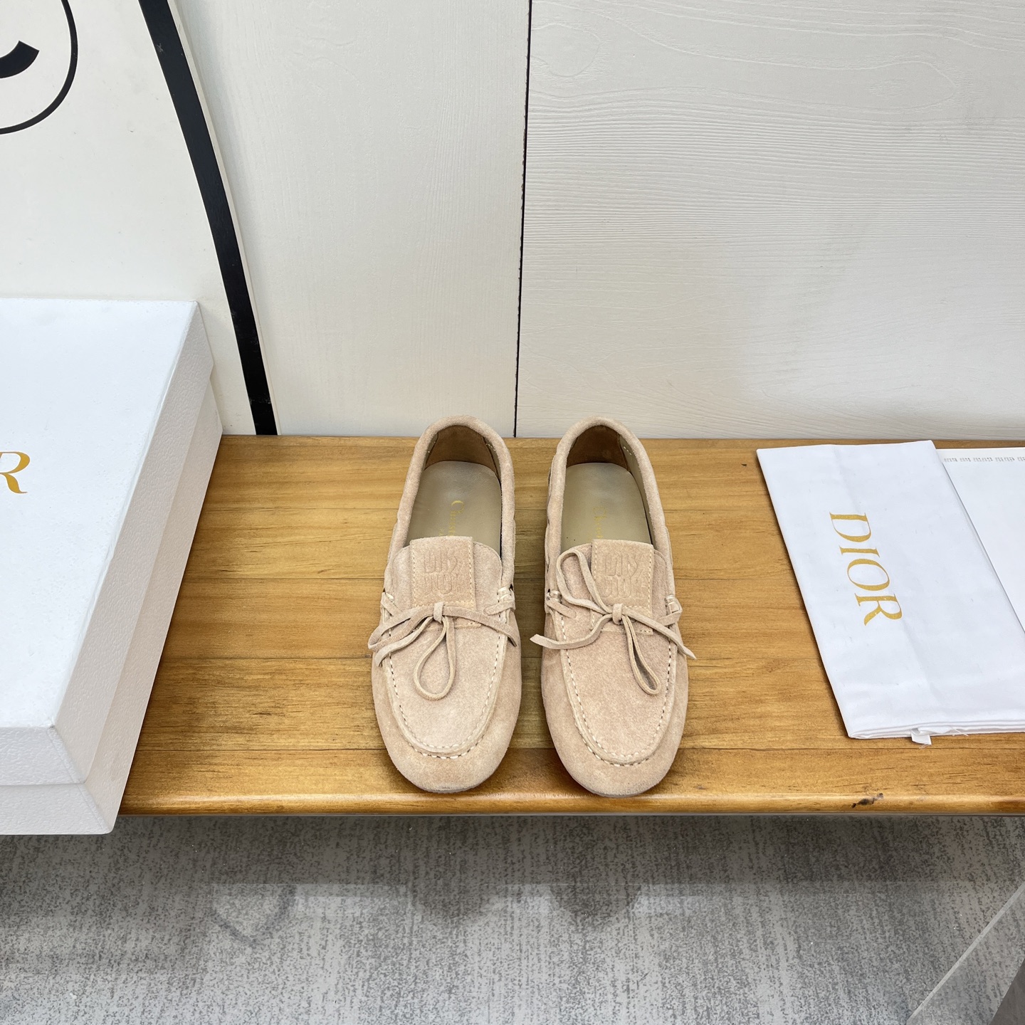 NO:262883,2025ss new Dior Miss Street loafers bow-tied colored dopamine flat-soled casual beans shoes. This Miss Dior Street loafer comes from the Miss Dior limited series, reinterpreting the Dior main items, showing modern and elegant temperament. The suede upper and the tongue are decorated with Miss Dior embossed logo, paired with the same-toned sole, which is very comfortable. It can add a classic style to all styles, and can also be matched with other items from the Miss Dior limited series to create matching shapes. The upper is customized with delicate sheep lining, inner sheepskin, sole original open mold and same-color rubber outsole. Size 35-40, loafers, dior, dior, loafers, sheepskin, sheep198609092025ss新款Dior迪奥 Miss Street乐福鞋 蝴蝶结彩色多巴胺平底休闲豆豆鞋 这款 Miss Dior Street乐福鞋来自Miss Dior 限定系列,重新诠释 Dior 主打单品,彰显现代优雅气质.绒面鞋面,鞋舌饰以Miss Dior压花标志,搭配同色调鞋底,舒适非凡.可为各式造型增添经典风格,亦可与Miss Dior 限定系列的其他单品搭配,打造配套造型. 鞋面原版定制细腻羊猄 内里羊皮 鞋底原版开模同色橡胶大底 码数35-40,乐福鞋,dior,dior,loafers,sheepskin,sheep,Women's Shoes