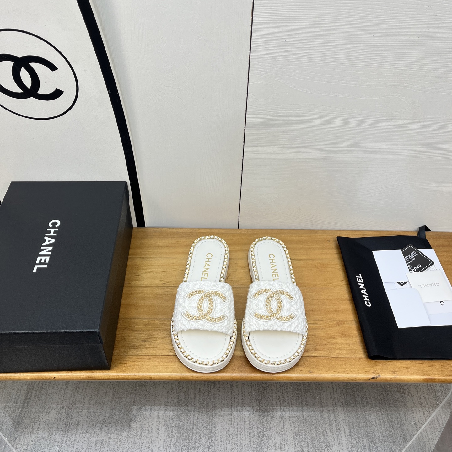 NO:264589,★★★★★★ Many celebrities are popular with a versatile series that domestic and foreign bloggers are popular. A must-have for spring and summer wardrobe matching. Sandals are the first choice. Upper and satin. Inner: imported crystal sheepskin inner lining. Original molded custom rubber sole. Shoe size: 35-39 (40, 41, customized, non-return and exchange) Delivery. The latest luxury counter synchronous packaging, slippers, sandals, slippers, sheepskin, silk fabric.19860909★★★★★ 众多明星网红上脚,国内外博主刷爆的一个百搭系列,春夏衣橱搭配必备 凉鞋首选 鞋面绸缎  内里: 进口水晶羊皮内里 大底原版开模定制橡胶大底 鞋码: 35-39（40、41、定做不退换） 配送豪华最新专柜同步包装,拖鞋,sandals,slippers,sheepskin,silk fabric,Women's Shoes