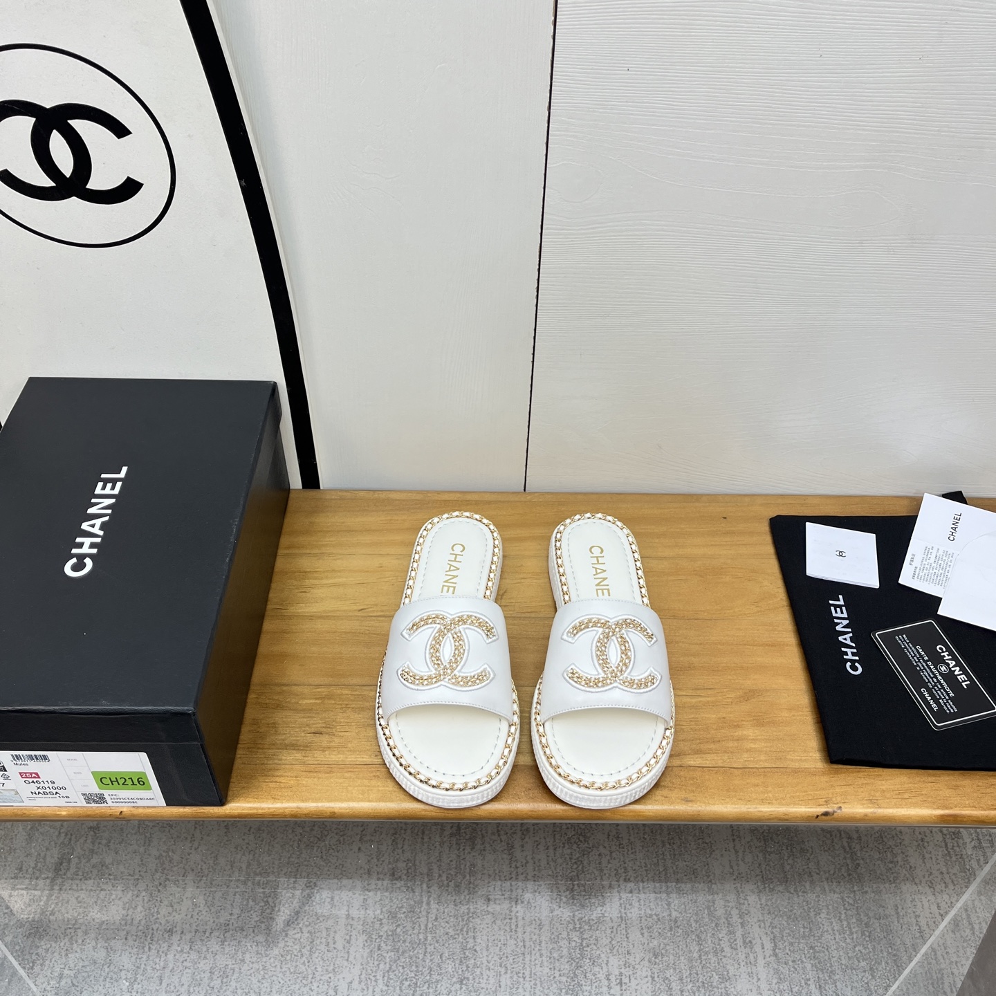 NO:391712,2025★★★★★★ Many celebrities are here to watch, a versatile series that domestic and foreign bloggers are popular with, a must-have for spring and summer wardrobe matching. Sandals are the first choice. Upper silk sheepskin inner lining: imported crystal sheepskin lining. Original mold-open custom rubber sole. Shoe size: 35-39 (40, 41, custom-made, no return or exchange) Delivery luxury latest counter synchronous packaging, high heels, high heels, slippers, sheepskin, silk fabric198609092025★★★★★ 众多明星网红上脚,国内外博主刷爆的一个百搭系列,春夏衣橱搭配必备 凉鞋首选 鞋面绸缎 羊皮  内里: 进口水晶羊皮内里 大底原版开模定制橡胶大底 鞋码: 35-39（40、41、定做不退换） 配送豪华最新专柜同步包装,高跟鞋拖鞋,sandals,high heels,slippers,sheepskin,silk fabric,Women's Shoes