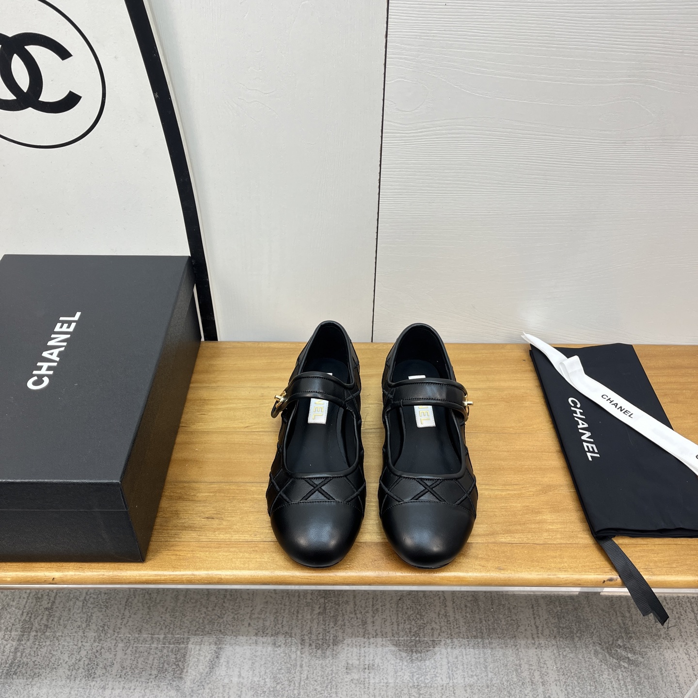 NO:443592,2025 Xiaoxiang has many celebrities and celebrities, a versatile series that domestic and foreign bloggers have been popular. A must-have for spring and summer wardrobe matching. Sandals are the first choice. Upper cowhide inner lining: imported crystal sheepskin lining, original mold-open custom leather sole Shoe size: 35-39 (40, 41, custom made without return or exchange) Delivery luxury latest counter synchronous packaging, single shoes, sandals, cowhide, sheepskin198609092025小香众多明星网红上脚,国内外博主刷爆的一个百搭系列,春夏衣橱搭配必备 凉鞋首选. 鞋面牛皮  内里: 进口水晶羊皮内里 大底原版开模定制真皮底 鞋码: 35-39（40、41、定做不退换） 配送豪华最新专柜同步包装,单鞋,sandals,cowhide,sheepskin,Women's Shoes