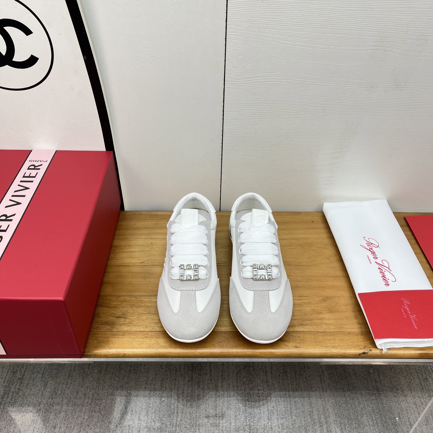 NO:464003,Top quality 2025 early autumn new Roger vivier RV Viv Low suede leather casual shoes diamond buckle casual shoes small square buckle Des-school shoes New Viv Low sports casual shoes front buckles and letter embroidery on the side attract attention, made of suede leather fabric, rubber sole draws inspiration from the Viv'Run series. Soft and lightweight, paired with pinched wide shoelaces, combining ladylike style and comfortable foot feeling, free travel. Suede upper/custom fabric inner foot pad sheepskin sole open mold TPU outsole size 35-39 (40 custom made without return or exchange), casual shoes/sports shoes, roger vivier, sneakers, sheepskin, chamois leather19860909顶级品质 2025早秋新款 Roger vivier 罗杰维维亚 RV Viv Low绒面皮革休闲鞋钻扣休闲鞋小方扣德训鞋 新款Viv Low运动休闲鞋以前面的饰扣和侧边的字母刺绣吸引眼球,绒面皮革拼织物制成,橡胶鞋底从Viv'Run系列汲取灵感.柔软又轻便,搭配捏褶宽鞋带,兼具淑女风格和舒适脚感,自在出行. 鞋面麂皮/定制布料 内里垫脚羊皮 鞋底开模TPU大底 码数35-39（40定做不退换）,休闲鞋/运动鞋,roger vivier,sneakers,sheepskin,chamois leather,Women's Shoes