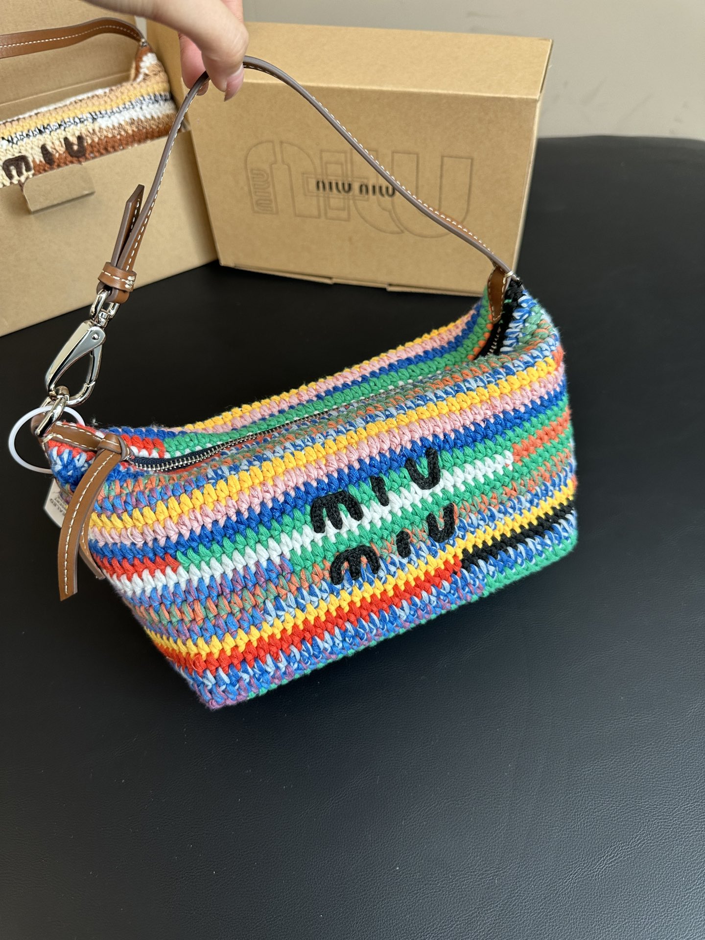 Miu Miu miumiu has ready goods shipped instantly! Rainbow color~ The more than 10,000 woven bags on the cabinet are indeed very precious, and the