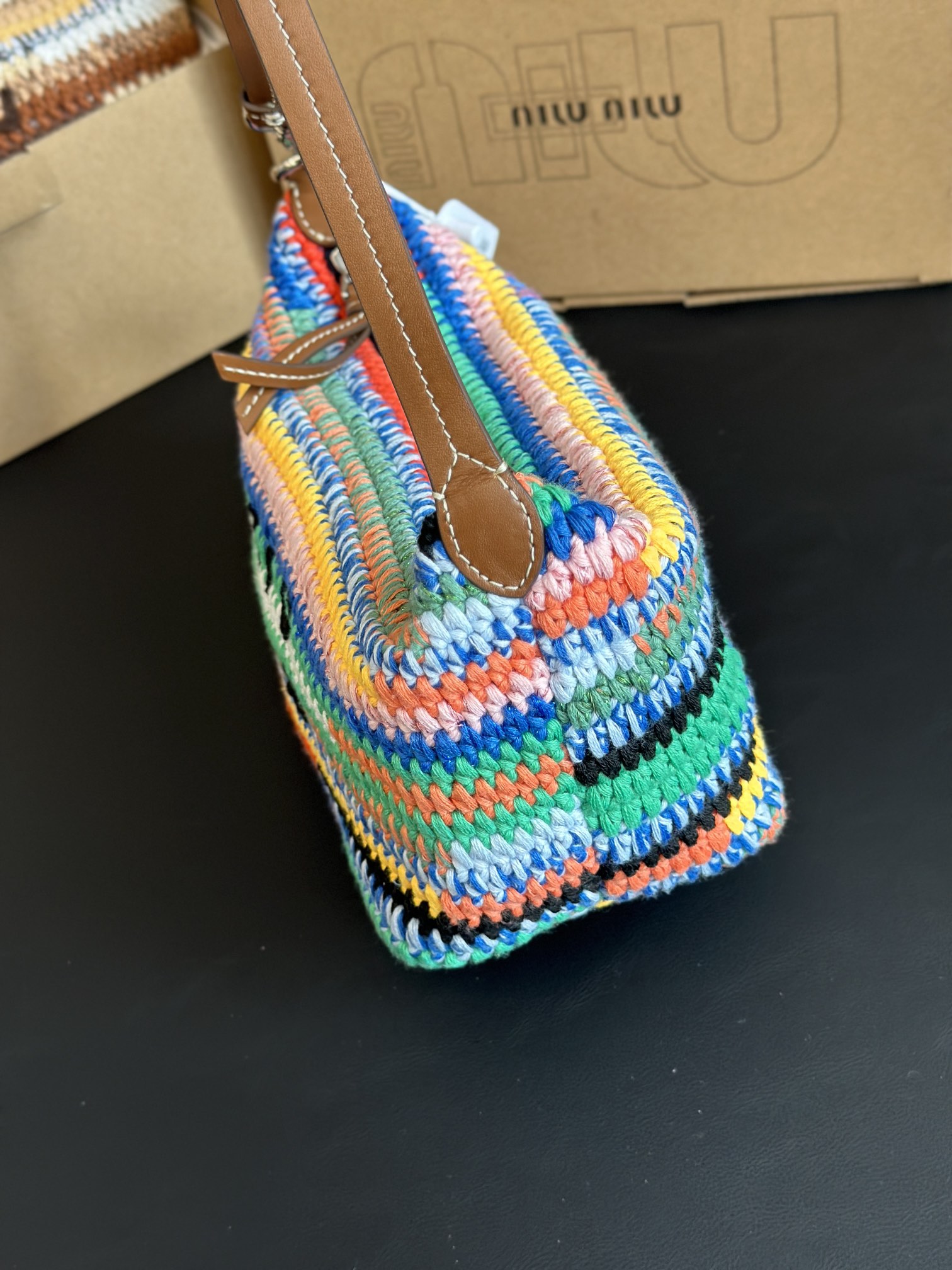 Miu Miu miumiu has ready goods shipped instantly! Rainbow color~ The more than 10,000 woven bags on the cabinet are indeed very precious, and the