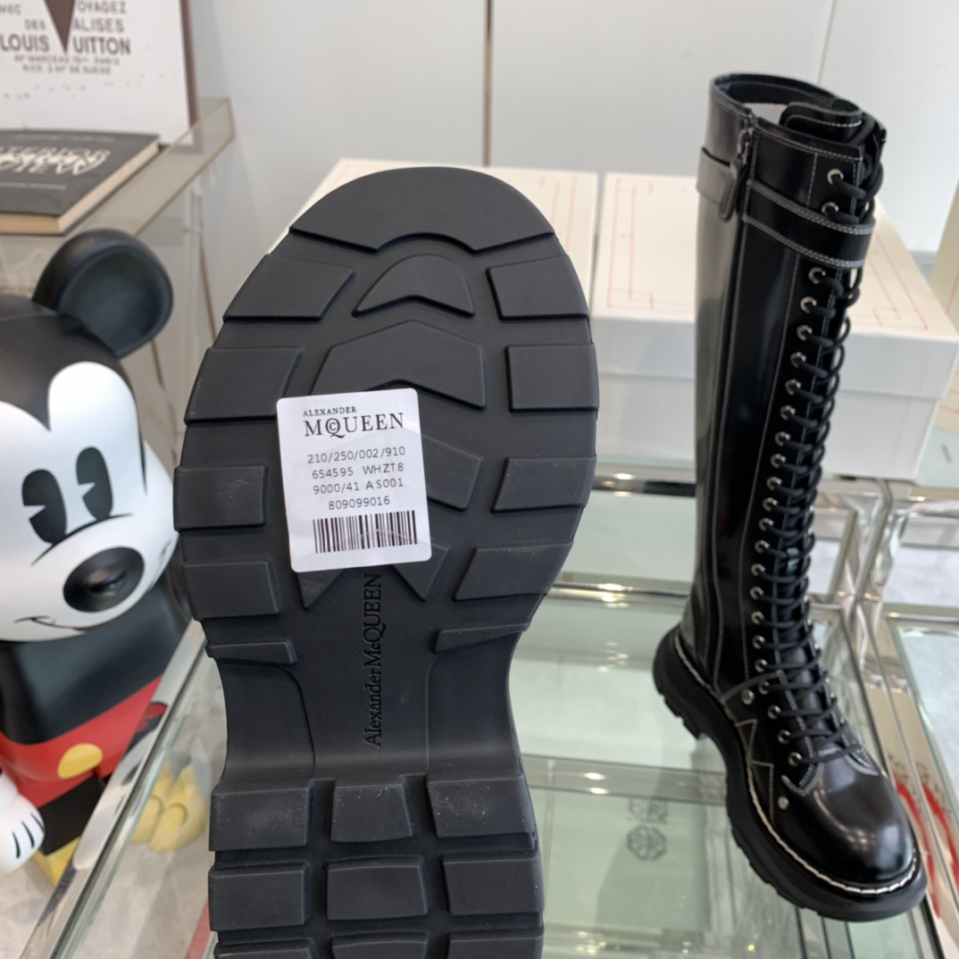 “Alexander McQueen Martin’s Boots: Celeb Favorites with High Quality Materials” - 图片 8
