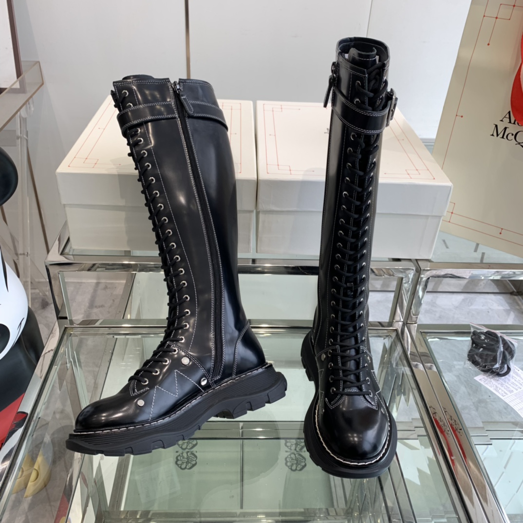 “Alexander McQueen Martin’s Boots: Celeb Favorites with High Quality Materials” - 图片 3