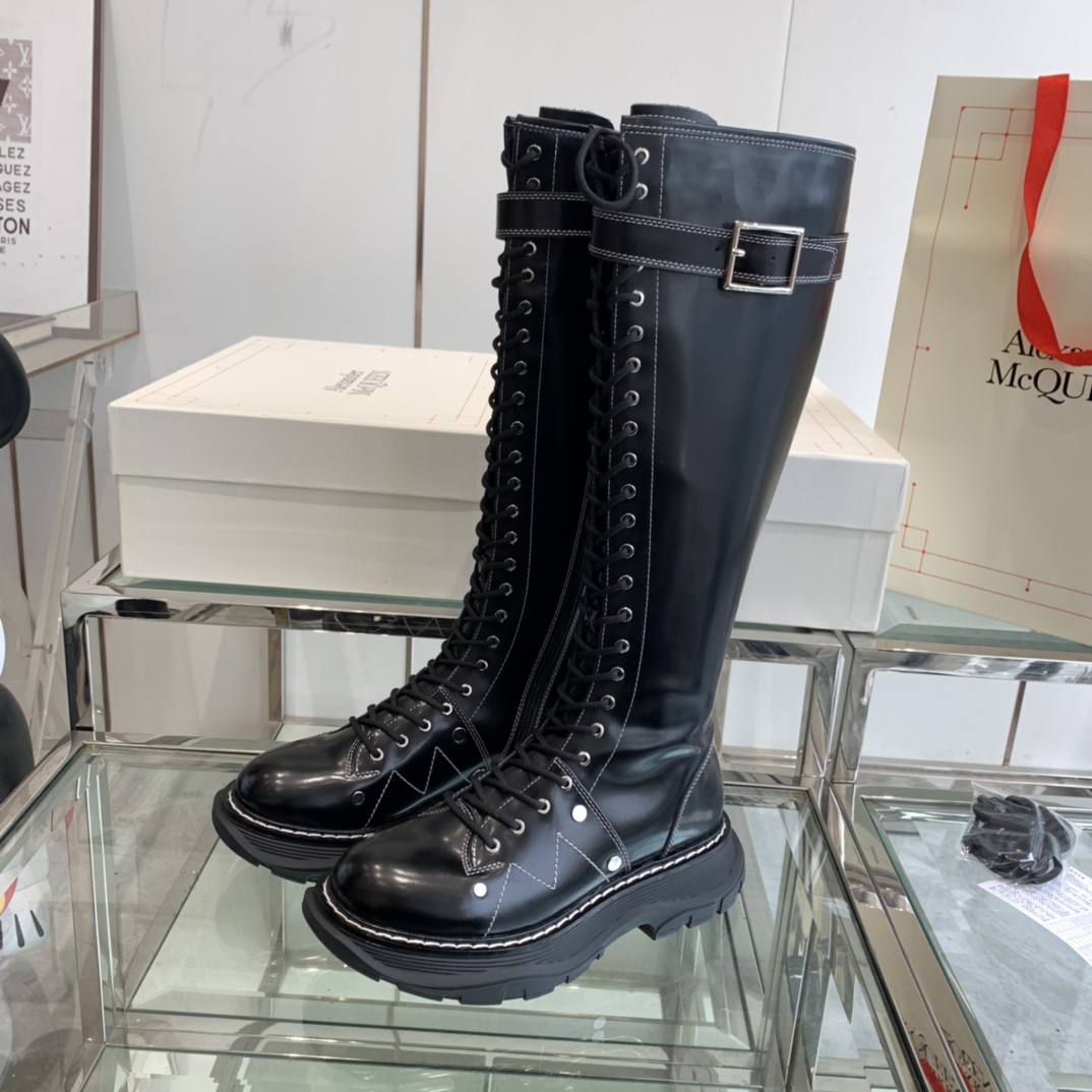 “Alexander McQueen Martin’s Boots: Celeb Favorites with High Quality Materials” - 图片 2