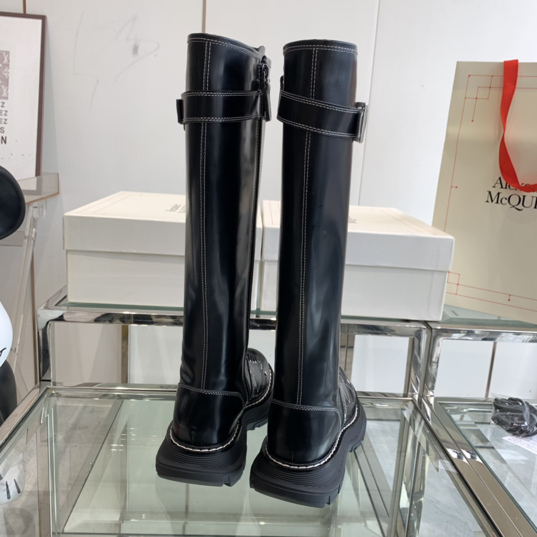 “Alexander McQueen Martin’s Boots: Celeb Favorites with High Quality Materials” - 图片 7