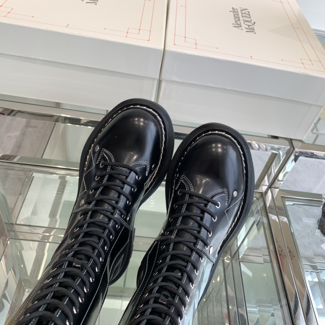 “Alexander McQueen Martin’s Boots: Celeb Favorites with High Quality Materials” - 图片 6