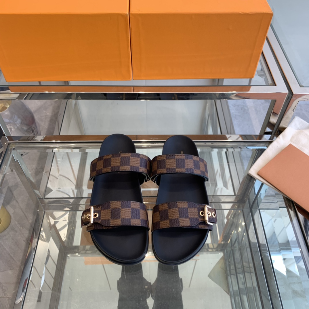 NO:391849,LV spring and summer new slippers, belt buckle adjustable elastic design, full of beach style, original molded LV metal logo decoration is both fashionable and beautiful, super versatile, size women 35-40, men 39-45, slippers, louis vuitton, slippers19860909LV 春夏新款拖鞋 皮带扣子可调松紧的设计 满满的沙滩风情 原版开模LV金属logo装饰既时尚又美观超级百搭 码数女35-40 男39-45,拖鞋,louis vuitton,slippers,Women's Shoes