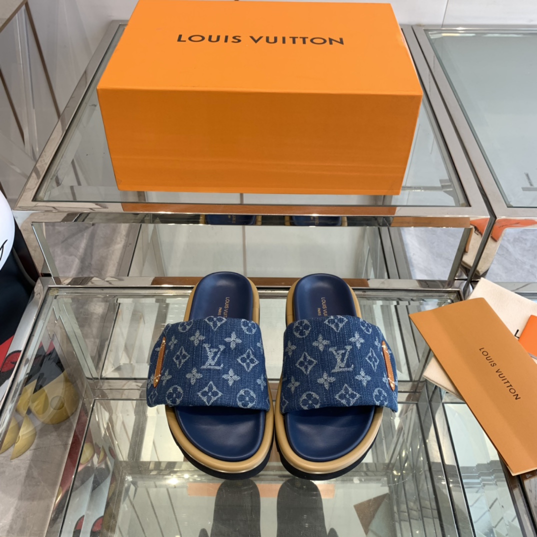 NO:391857,LV couple slippers embossed logo embossed with high frequency imprinting technology Monogram pattern. Soft padded upper with adjustable Velcro, comfortable and tough insole adds harmonious color. Size 35-44, slippers, louis vuitton, slippers19860909LV 情侣款拖鞋 浮雕logo 压花 以高频压印技术重绎 Monogram 图案.柔软加垫鞋面搭配可调节魔术贴,舒适韧性鞋垫再添和谐色彩 码数35-44,拖鞋,louis vuitton,slippers,Women's Shoes