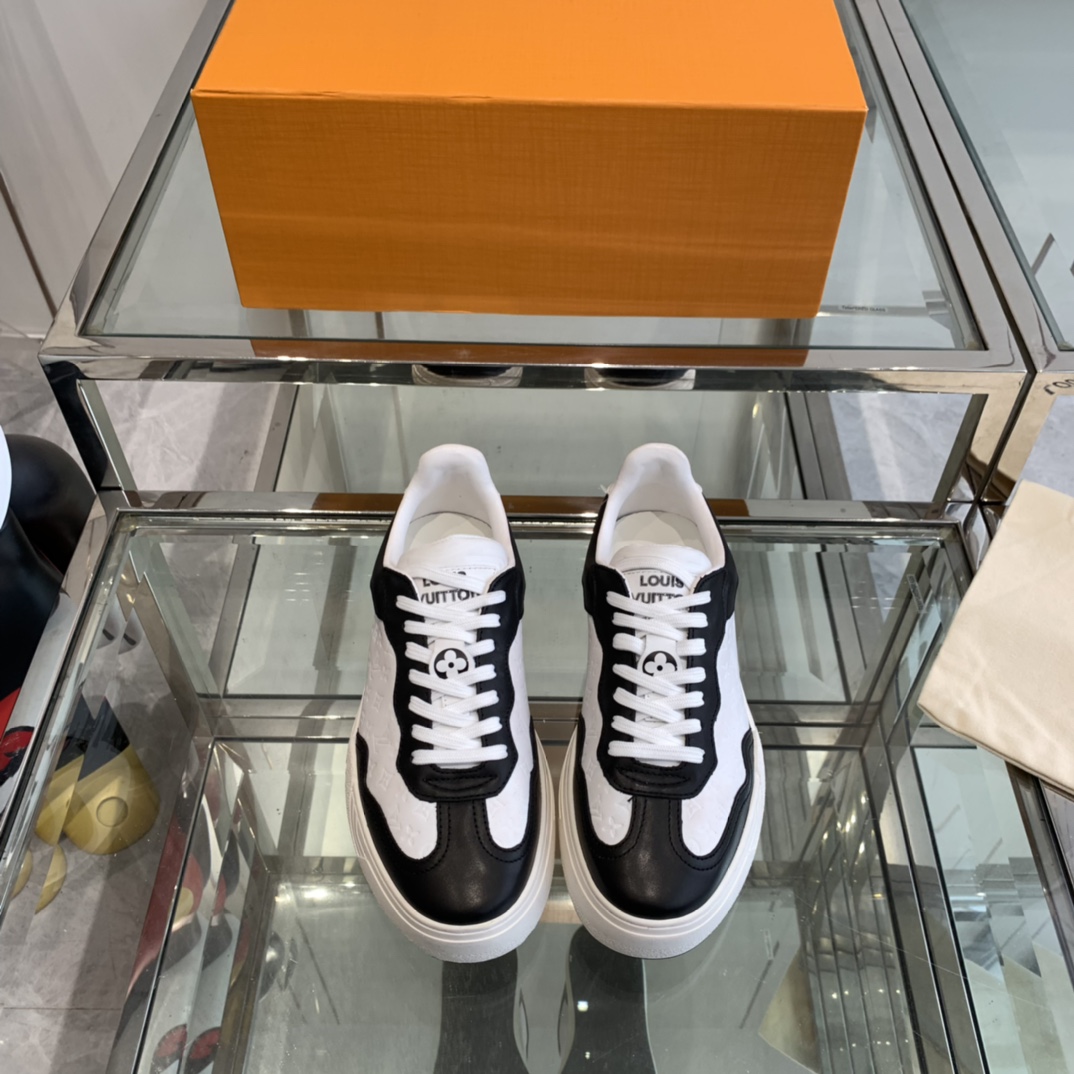 NO:464642,Couple style new sneakers, thick sole casual shoes, original purchase and development, making goods LV Discovery lace-up shoes appeared at Louis Vuitton, four shows, using technology mesh fabric and metal texture synthetic material to create a streamlined design, brand elements embellish the upper and light rubber outsole, matched with technology shoelaces. Fabric: original imported cowhide + technology mesh, original custom breathable mesh, sole original mold opening ultralight rubber foam material, sole thickness 5.5CM, size 35-44, casual shoes/sports shoes, louis vuitton, louis vuitton, sneakers, cowhide19860909情侣款 新款运动鞋 厚底 休闲鞋 原版购入开发 做货 LV Discovery 系带鞋亮相路易威登 四秀场,以科技网格面料和金属质感合成材质塑造流线型设计 品牌元素点缀鞋面和轻质橡胶外底,搭配科技鞋带. 面料:原版进口牛皮+科技网面 内里原版定制透气网里 鞋底原版开模超轻橡胶发泡材质 底厚5.5CM 码数35-44,休闲鞋/运动鞋,louis vuitton,louis vuitton,sneakers,cowhide,Women's Shoes