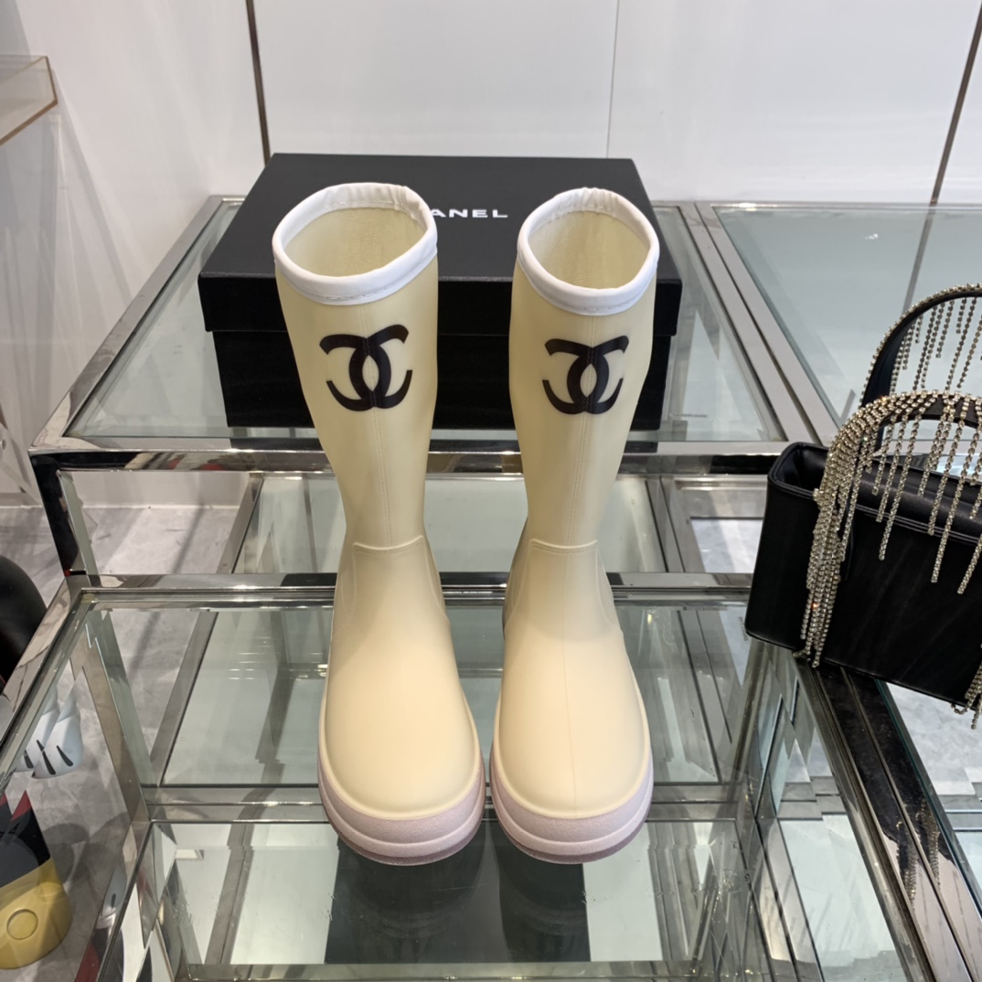 NO:165699,CHANEL Rain Boots Get a rain boot for this season's most beautiful appearance. The domestic counter has a single digit limited number, which is not completely unavailable to VIC. The feet are soft and glutinous, the wife is comfortable, it is very shaped and makes the legs look longer. The best rain boots to wear on the entire network are purchased for 7,800!  !  !  Exclusive model customization on the entire network, after one month of adjustment and restoration of the authenticity level, instantly killing all goods on the market!  !  35-39 (40 custom made), boots, chanel, boots, rain boots19860909CHANEL 大爆款雨靴入手一款本季颜值爆表雨靴,国内专柜个位数限量,不是vic完全是拿不到的 上脚软软糯糯,太太太太太舒服了,很修饰腿型超级显腿长,全网最好穿的雨靴 专柜以7800购入！！！全网独家开模定制,历经1个月调整还原正品级,秒杀市场面上的所有货品！！码数35-39（40定做）,靴子,chanel,boots,rain boots,Women's Shoes