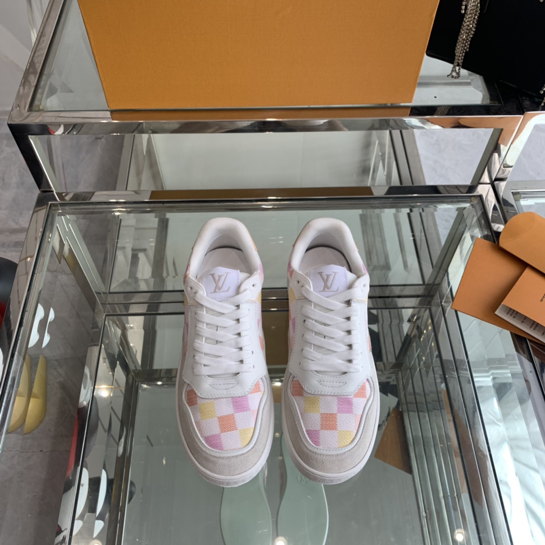 NO:512055,Couple style LV, new early spring style, nautical embroidery sneakers, new product LV Confetti series, is made of all leather, suede spliced ​​calfskin, the embroidery layout is embroidered with L's navigation elements, super exquisite and beautiful. Beautiful shoes are treasures in the world, and you are the ideal in the world when wearing beautiful shoes!  You deserve 35-44 sizes, casual shoes/sports shoes, louis vuitton, louis vuitton, sneakers, cowhide, chamois leather19860909情侣款 LV 早春新款 航海刺绣运动鞋 新品LV Confetti系列 是全皮材质 麂皮拼接小牛皮 刺绣版面是L家航海元素的刺绣,超级精致好看 漂亮鞋子是人间宝藏,穿漂亮鞋子的你是人间理想！你值得拥有 码数35-44,休闲鞋/运动鞋,louis vuitton,louis vuitton,sneakers,cowhide,chamois leather,Women's Shoes