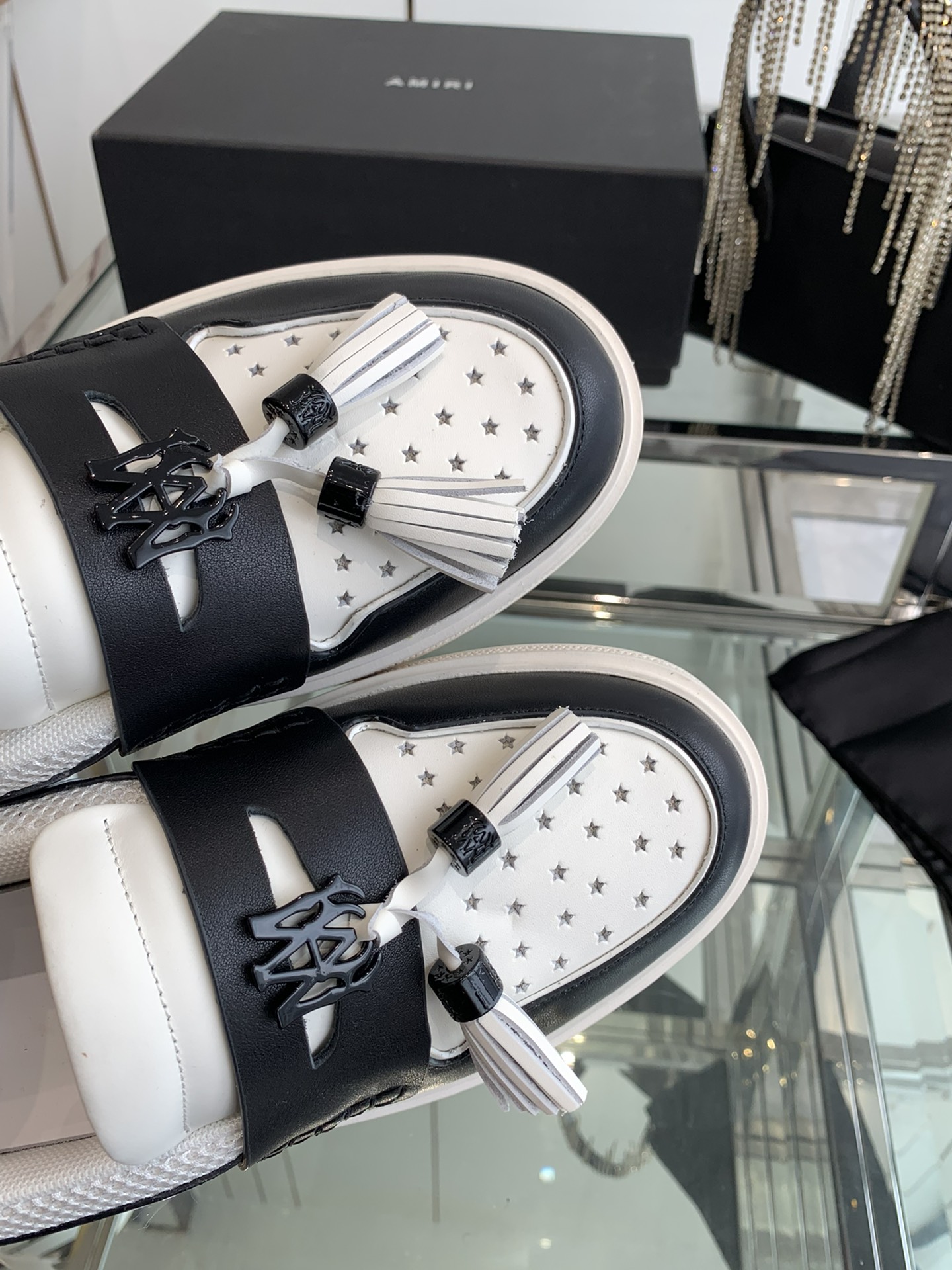 AMIRI’s New Monolithic Shoe in Panda Color for Autumn/Winter Leisure Comfort - 图片 6
