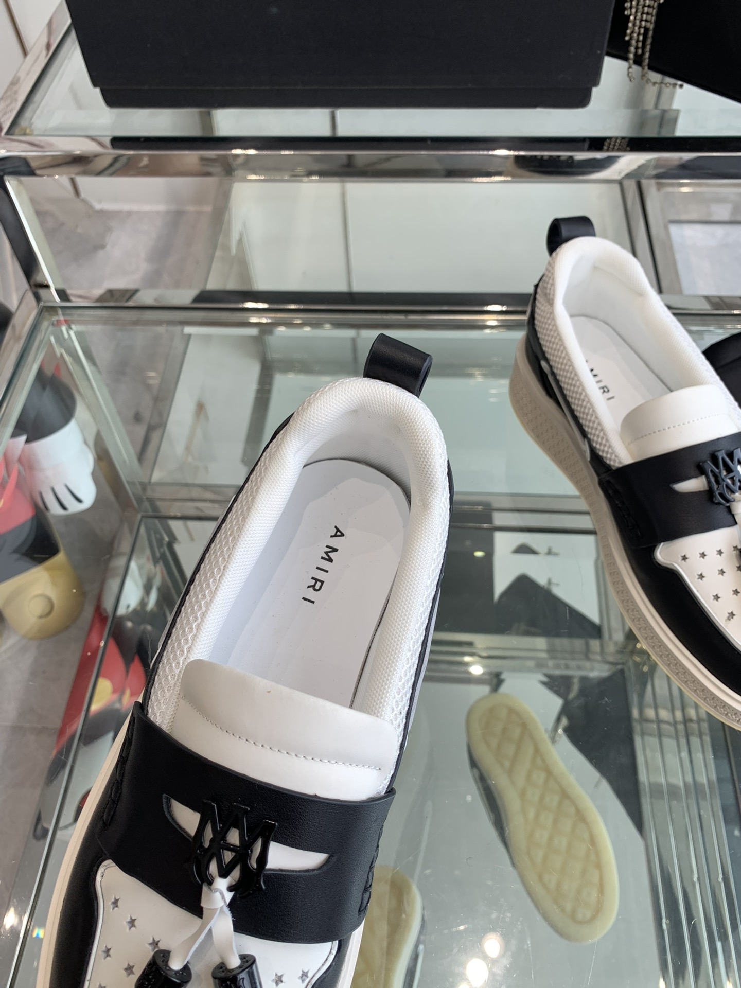 AMIRI’s New Monolithic Shoe in Panda Color for Autumn/Winter Leisure Comfort - 图片 3