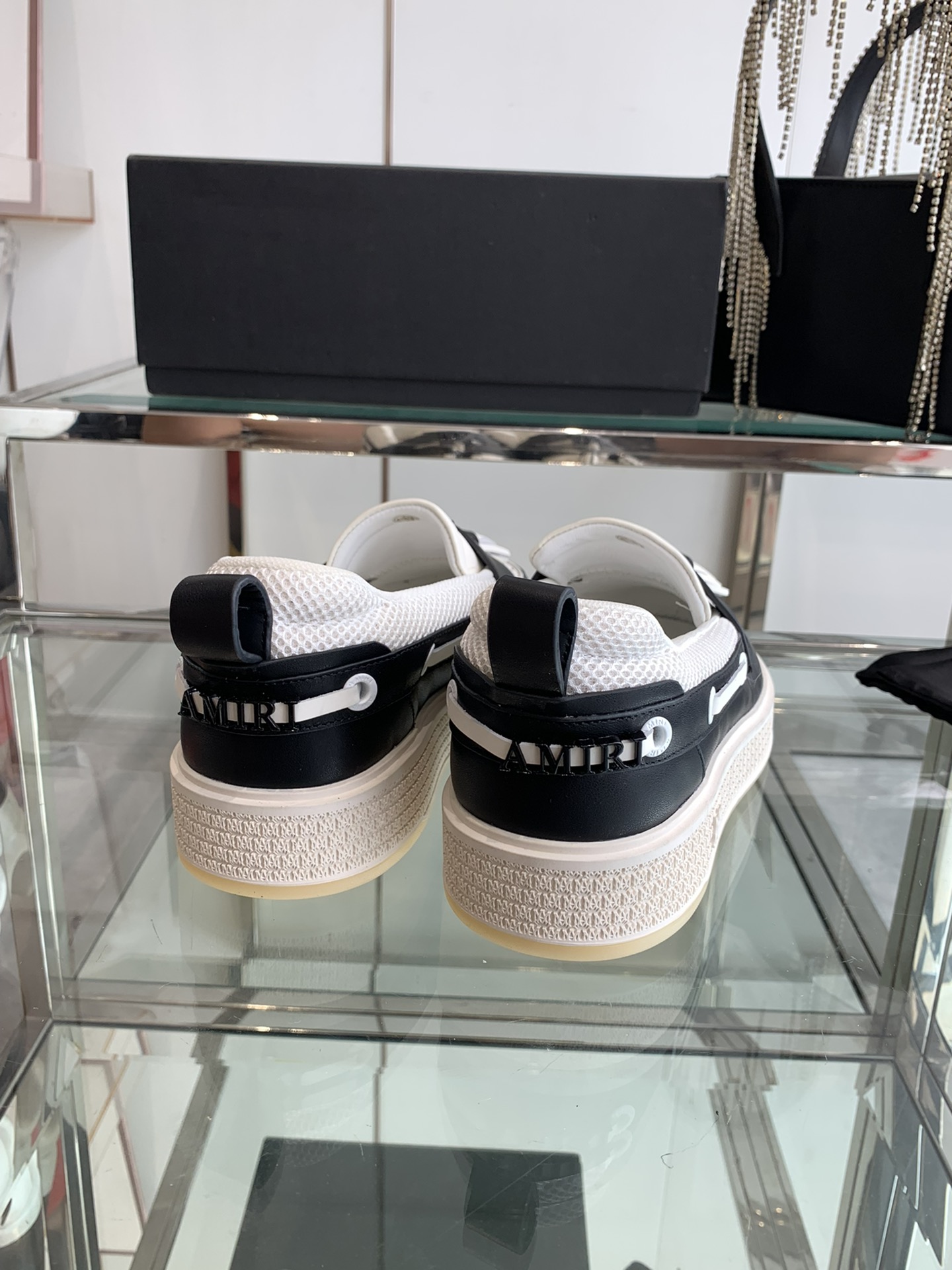 AMIRI’s New Monolithic Shoe in Panda Color for Autumn/Winter Leisure Comfort - 图片 7