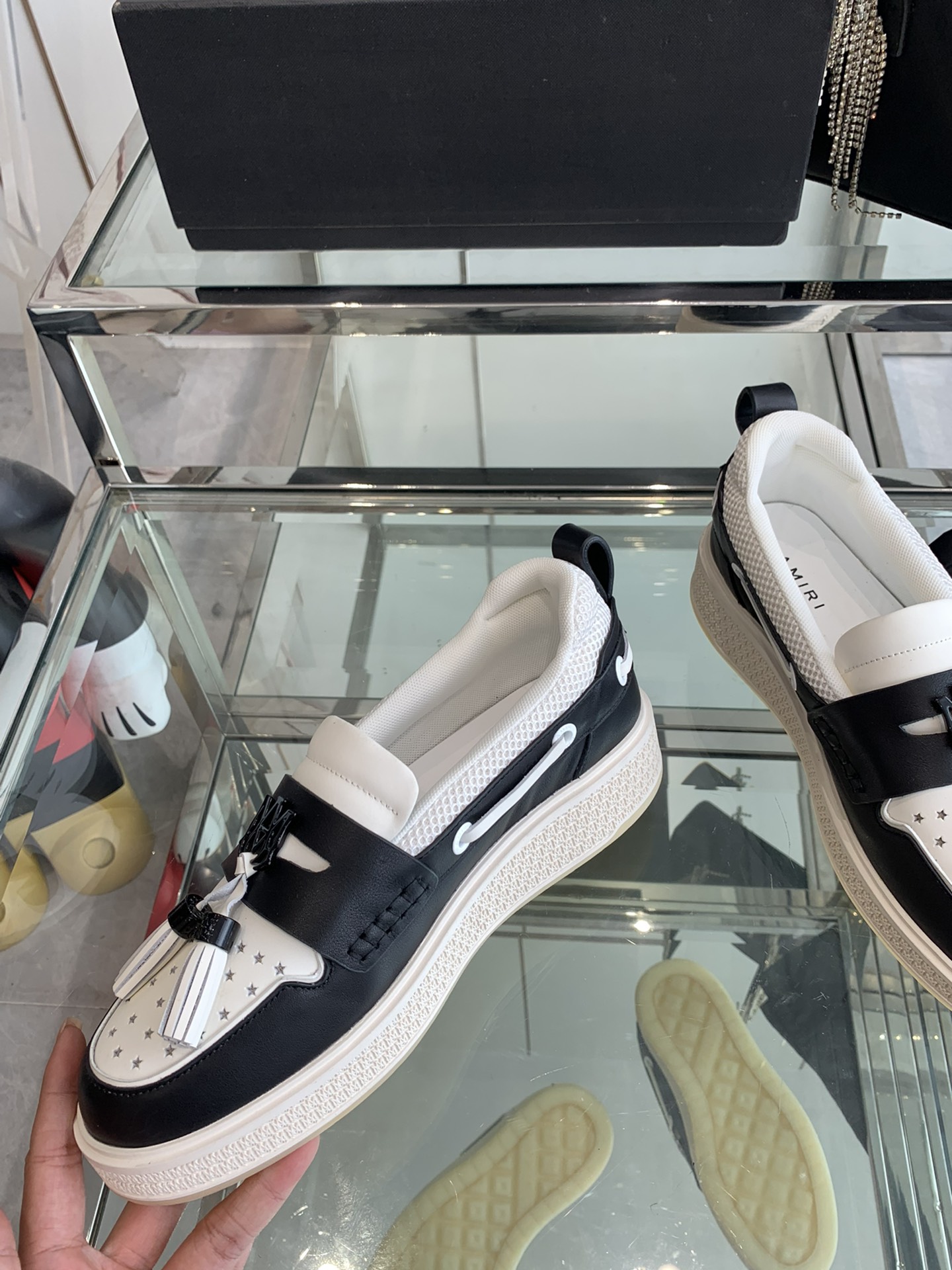 AMIRI’s New Monolithic Shoe in Panda Color for Autumn/Winter Leisure Comfort - 图片 2