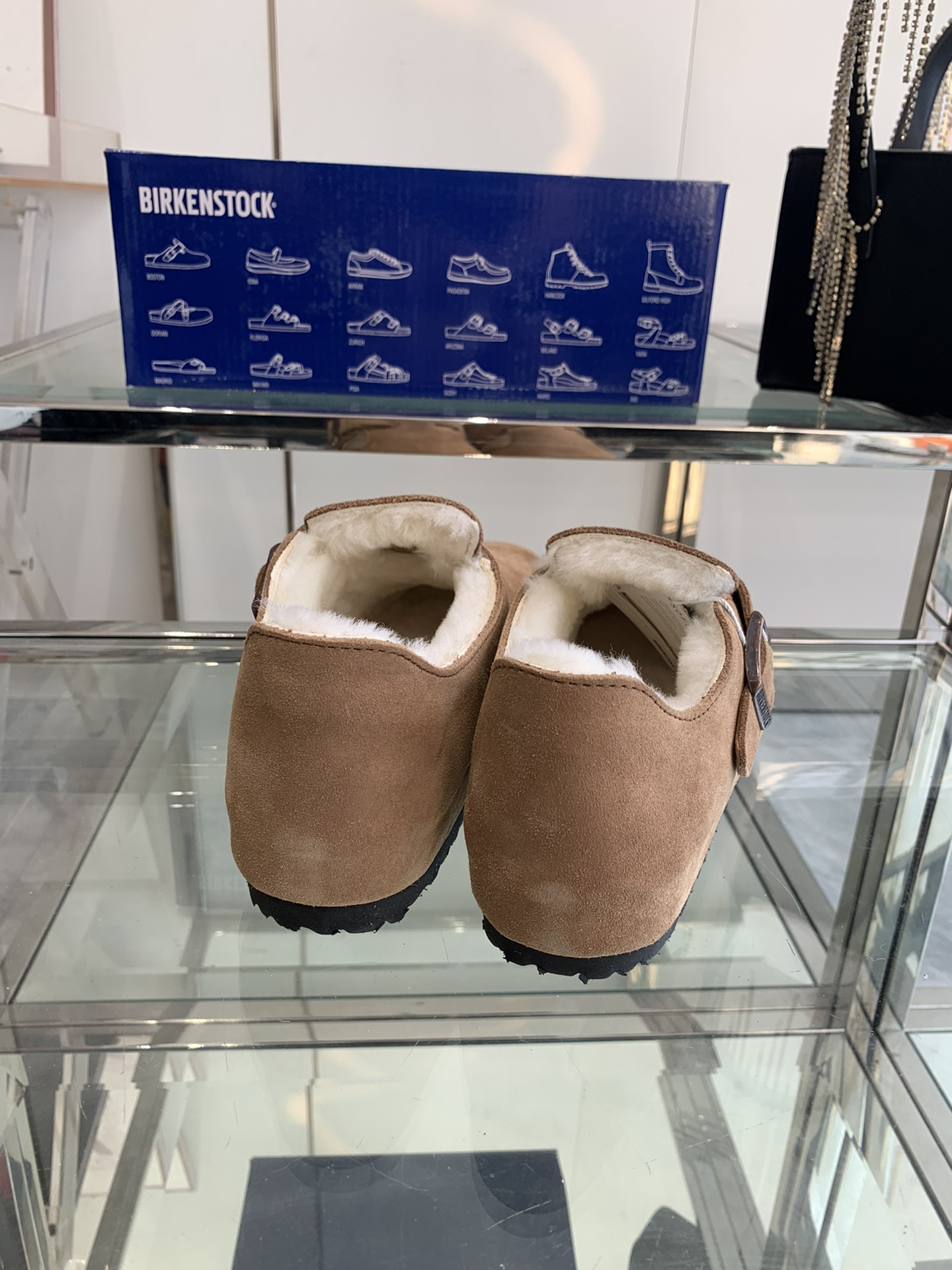 💰250 Birkenstock 勃肯羊毛单鞋 原版开发 顶级进口高丝光牛反绒➕内里A级羊毛；上脚超舒适百搭、时尚，爱美的美眉们值得拥有！码数：35-40（40订做）