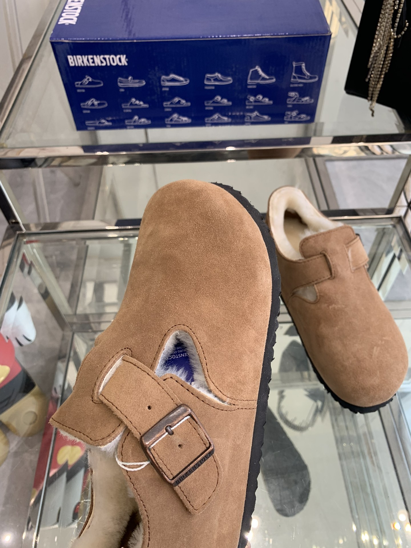 💰250 Birkenstock 勃肯羊毛单鞋 原版开发 顶级进口高丝光牛反绒➕内里A级羊毛；上脚超舒适百搭、时尚，爱美的美眉们值得拥有！码数：35-40（40订做）