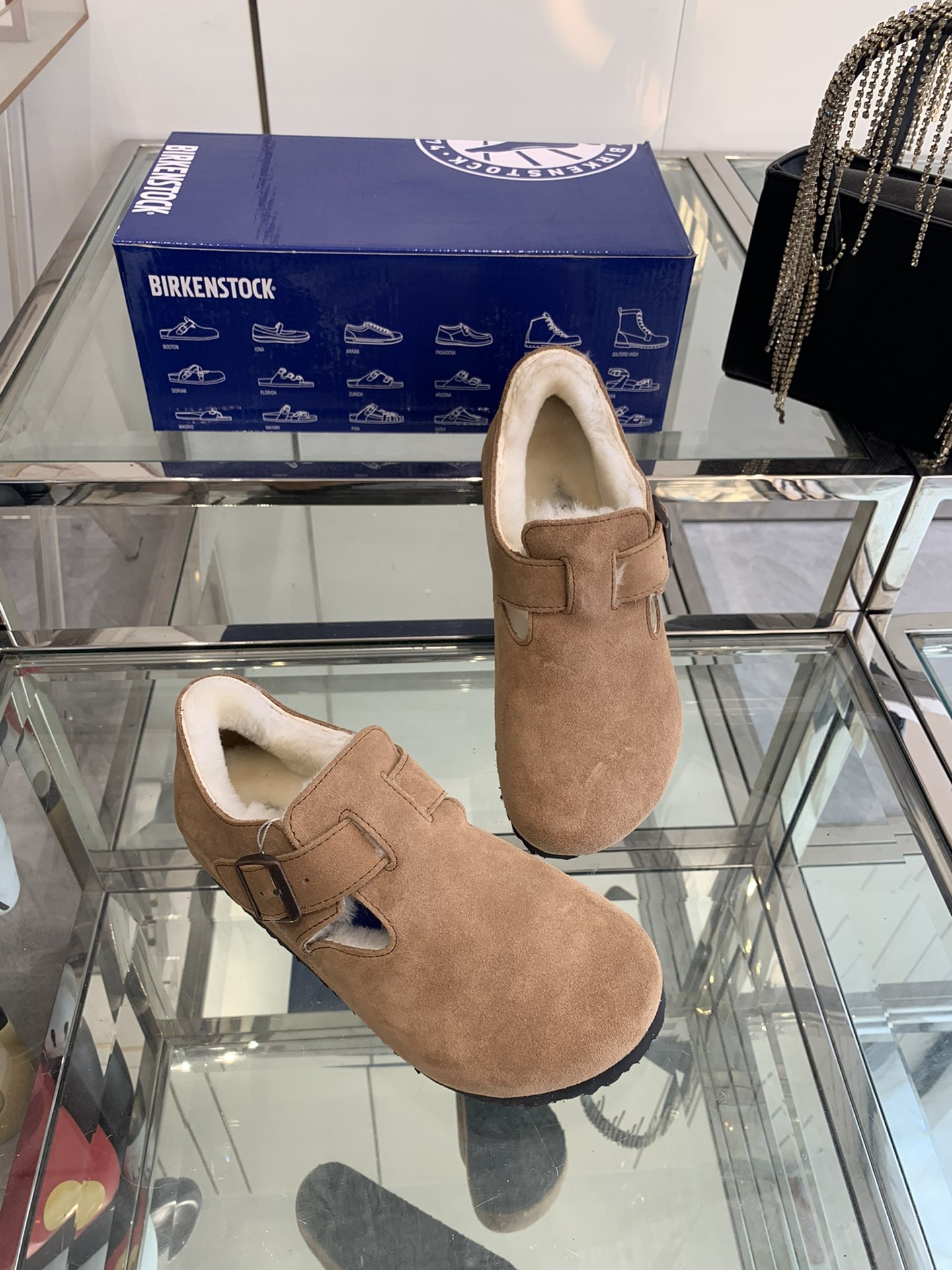 💰250 Birkenstock 勃肯羊毛单鞋 原版开发 顶级进口高丝光牛反绒➕内里A级羊毛；上脚超舒适百搭、时尚，爱美的美眉们值得拥有！码数：35-40（40订做）