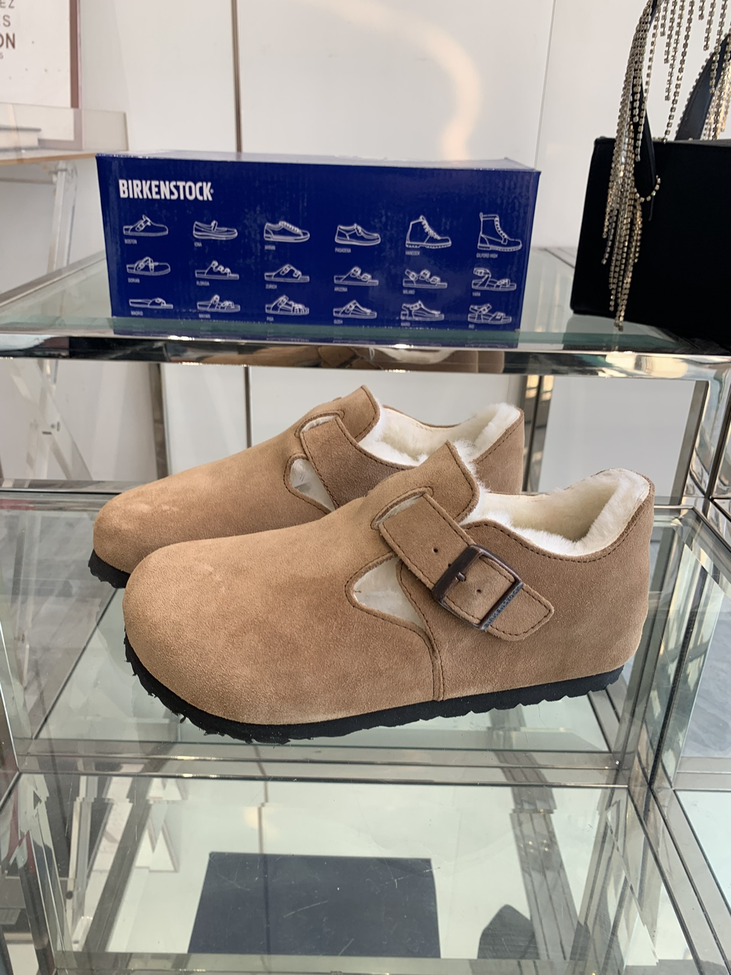 💰250 Birkenstock 勃肯羊毛单鞋 原版开发 顶级进口高丝光牛反绒➕内里A级羊毛；上脚超舒适百搭、时尚，爱美的美眉们值得拥有！码数：35-40（40订做）