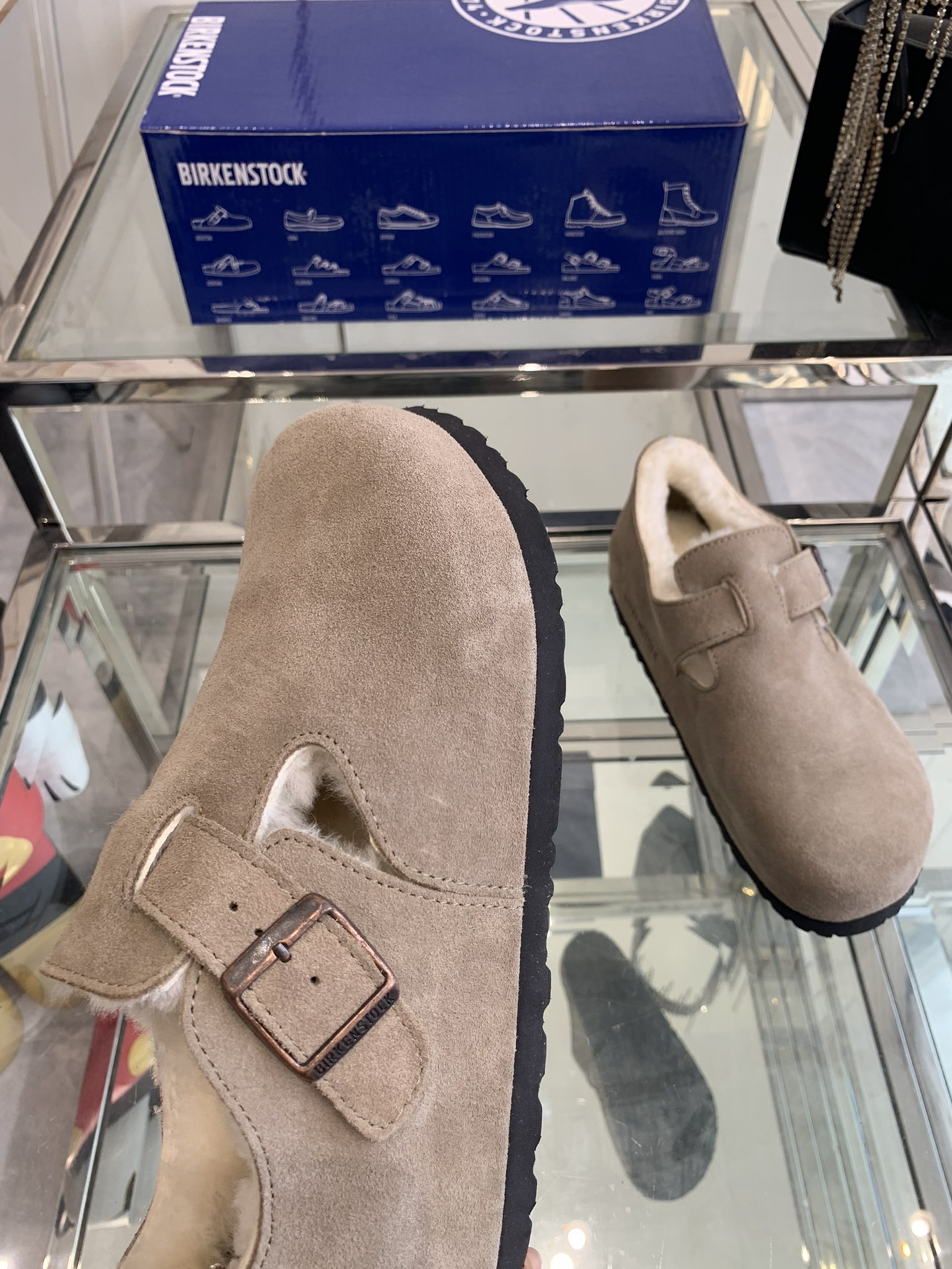 💰250 Birkenstock 勃肯羊毛单鞋 原版开发 顶级进口高丝光牛反绒➕内里A级羊毛；上脚超舒适百搭、时尚，爱美的美眉们值得拥有！码数：35-40（40订做）