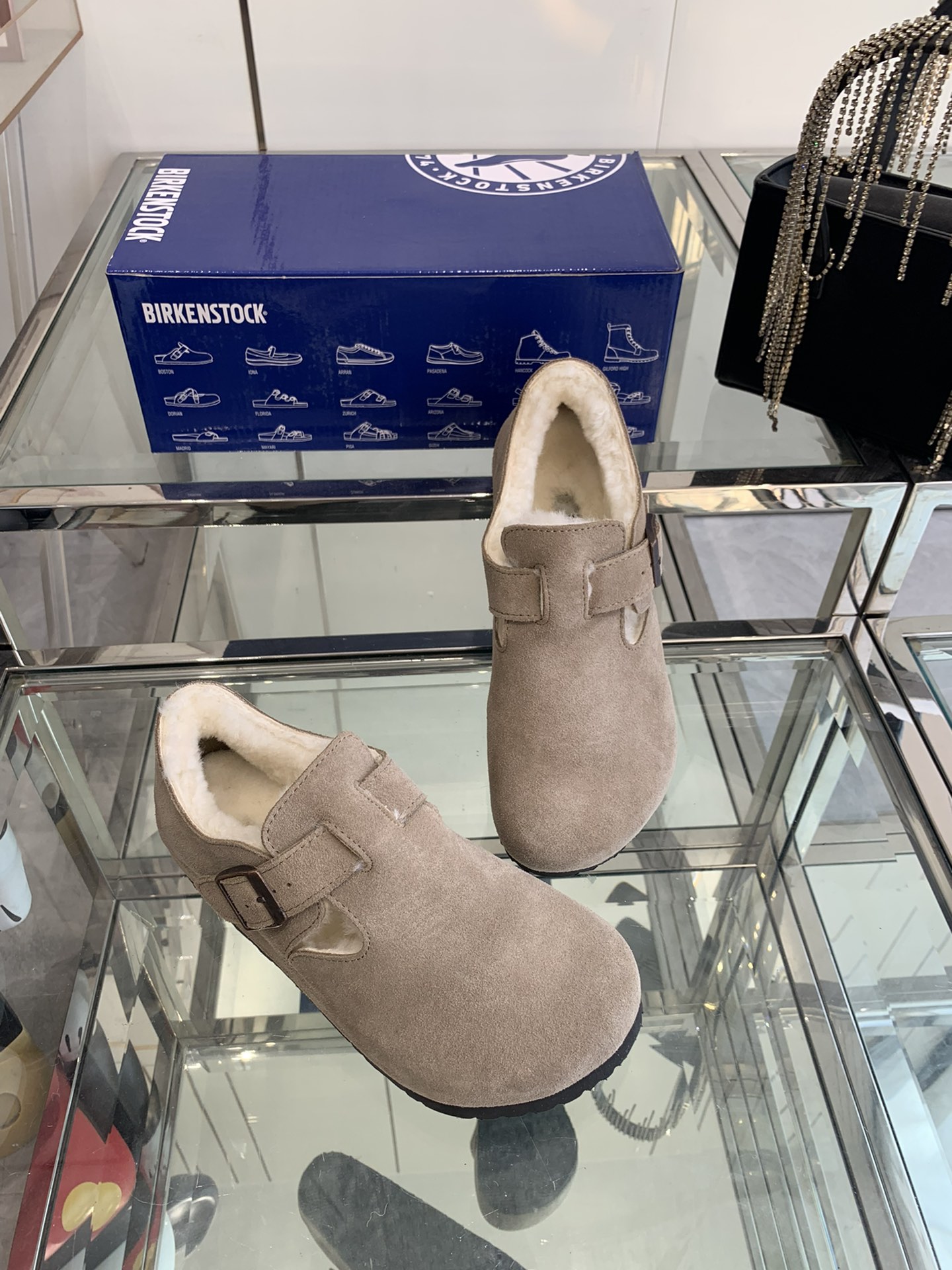 💰250 Birkenstock 勃肯羊毛单鞋 原版开发 顶级进口高丝光牛反绒➕内里A级羊毛；上脚超舒适百搭、时尚，爱美的美眉们值得拥有！码数：35-40（40订做）