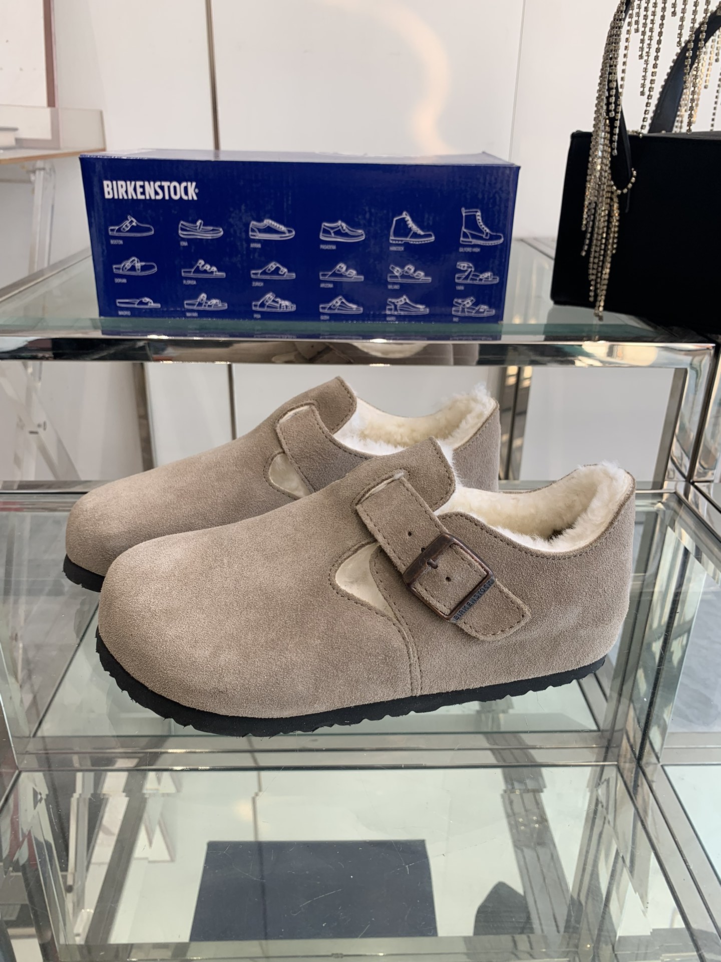 💰250 Birkenstock 勃肯羊毛单鞋 原版开发 顶级进口高丝光牛反绒➕内里A级羊毛；上脚超舒适百搭、时尚，爱美的美眉们值得拥有！码数：35-40（40订做）