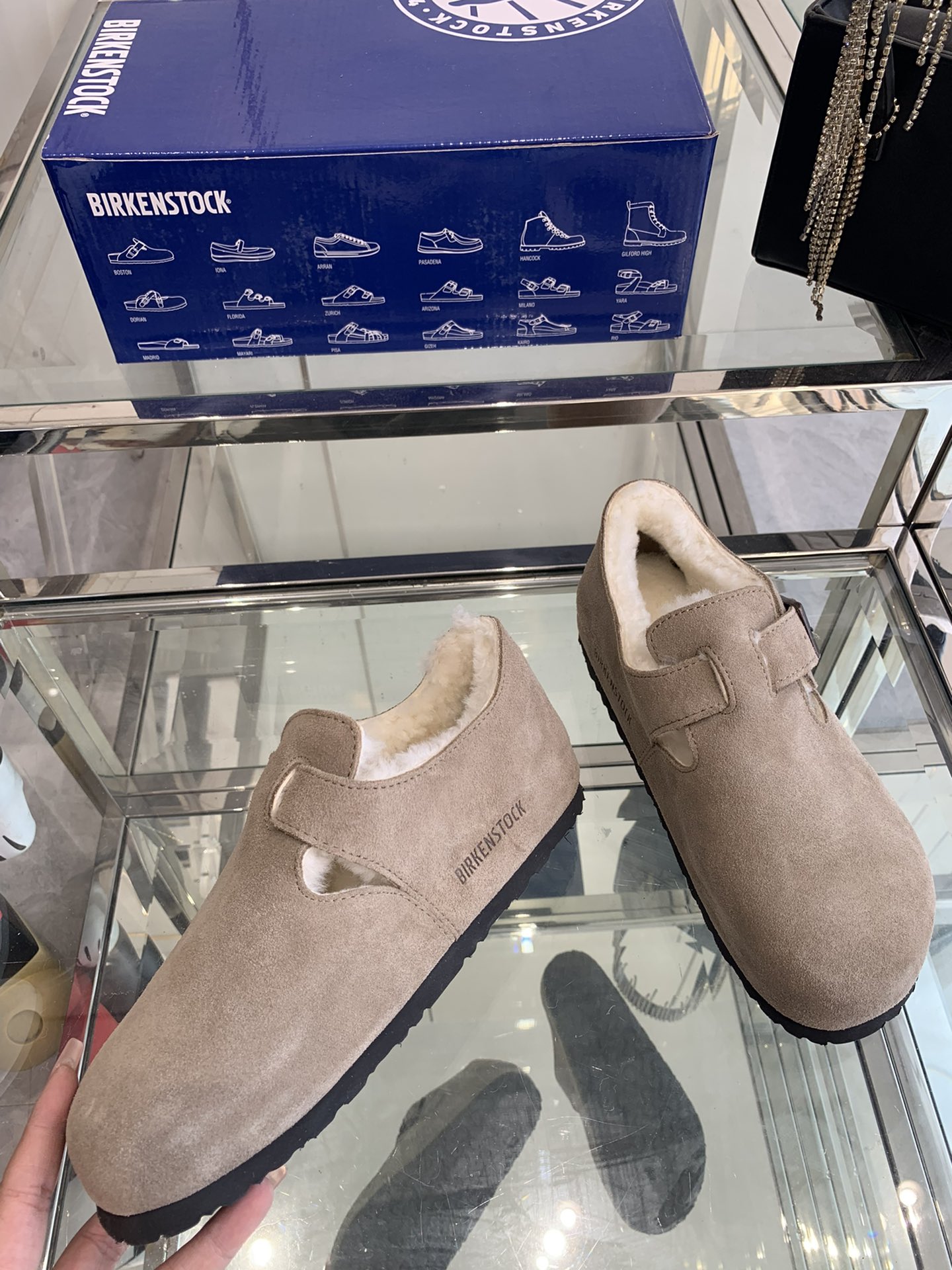 💰250 Birkenstock 勃肯羊毛单鞋 原版开发 顶级进口高丝光牛反绒➕内里A级羊毛；上脚超舒适百搭、时尚，爱美的美眉们值得拥有！码数：35-40（40订做）