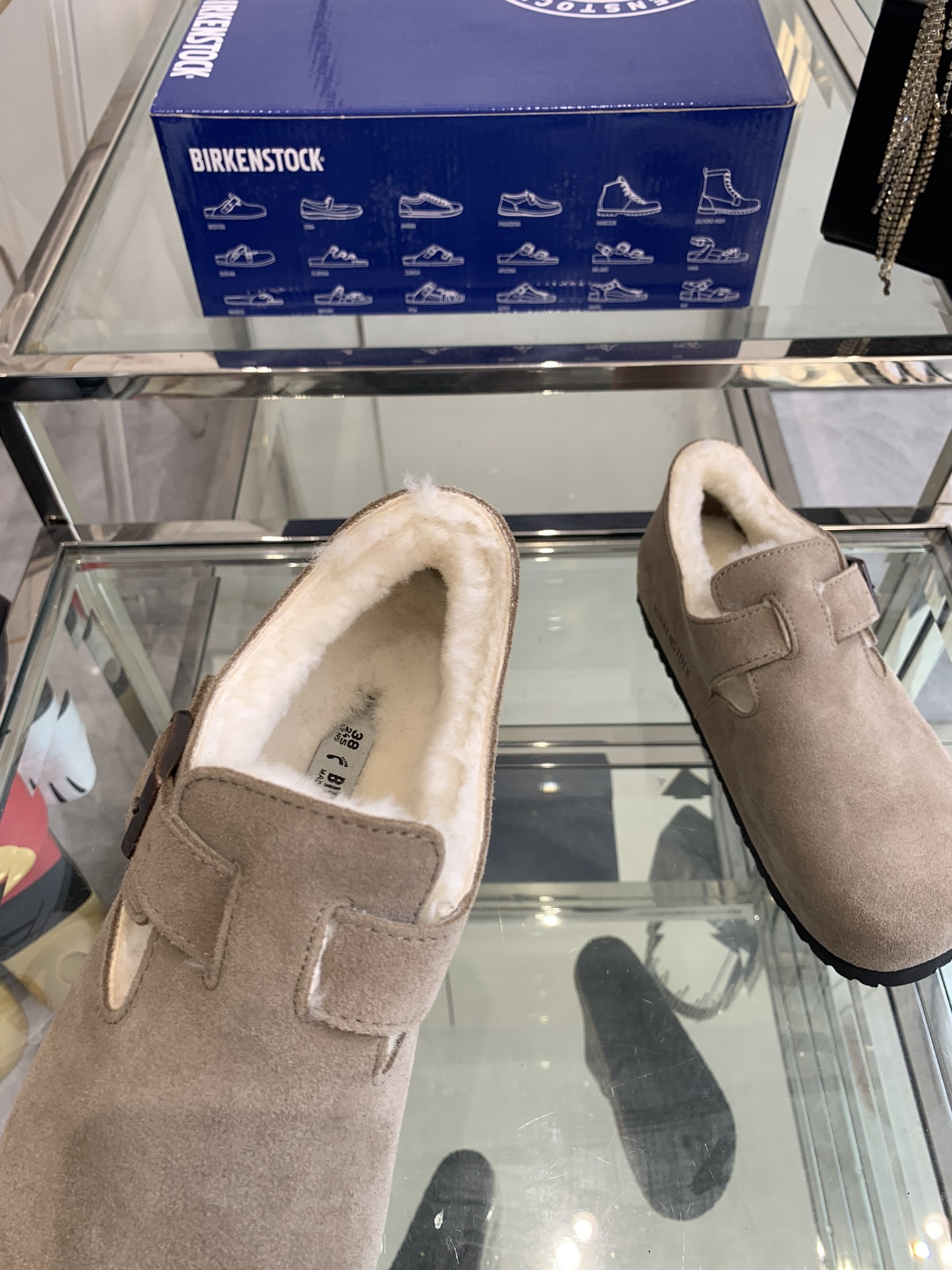 💰250 Birkenstock 勃肯羊毛单鞋 原版开发 顶级进口高丝光牛反绒➕内里A级羊毛；上脚超舒适百搭、时尚，爱美的美眉们值得拥有！码数：35-40（40订做）