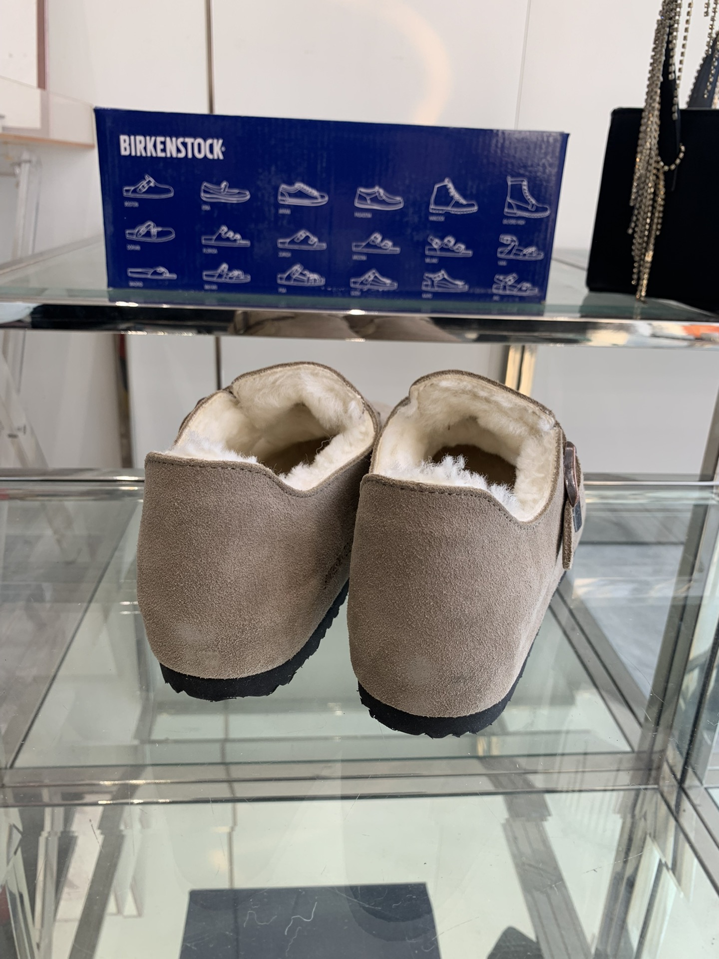 💰250 Birkenstock 勃肯羊毛单鞋 原版开发 顶级进口高丝光牛反绒➕内里A级羊毛；上脚超舒适百搭、时尚，爱美的美眉们值得拥有！码数：35-40（40订做）