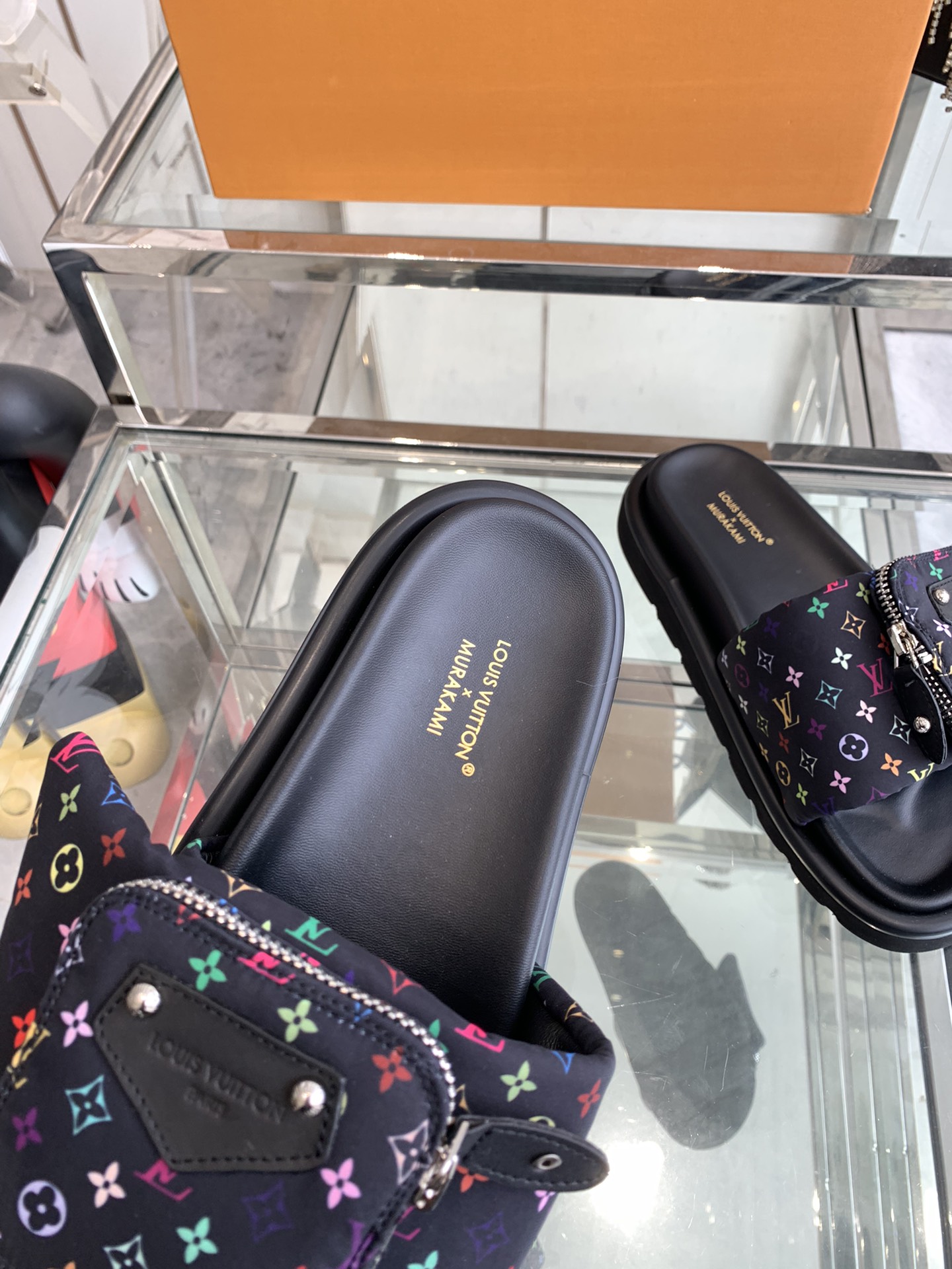 Unknown 260 2025 浮雕logo 压花 凉拖鞋 Pool Pillow Comfort 平底凉拖取材科技织物 以高频压印技术重绎 Monogram 图案 柔软加垫鞋面搭配可调节魔术贴 舒适韧性鞋垫再添和谐色彩 面料 定制科技织物 内里 柔软羊皮里 鞋底 开模橡胶发泡大底 男45定做