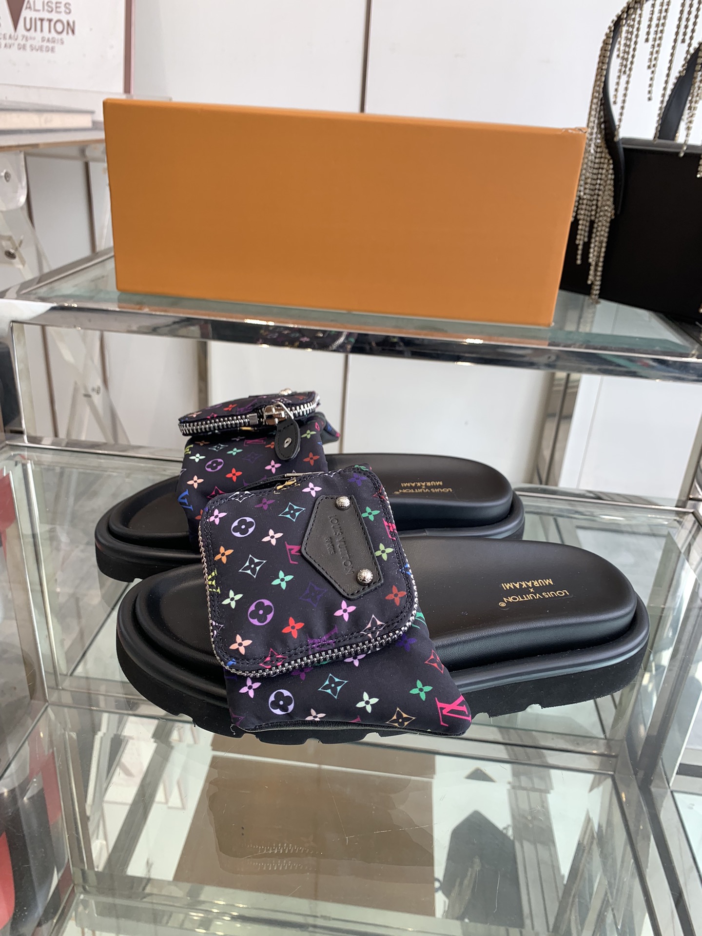 Unknown 260 2025 浮雕logo 压花 凉拖鞋 Pool Pillow Comfort 平底凉拖取材科技织物 以高频压印技术重绎 Monogram 图案 柔软加垫鞋面搭配可调节魔术贴 舒适韧性鞋垫再添和谐色彩 面料 定制科技织物 内里 柔软羊皮里 鞋底 开模橡胶发泡大底 男45定做