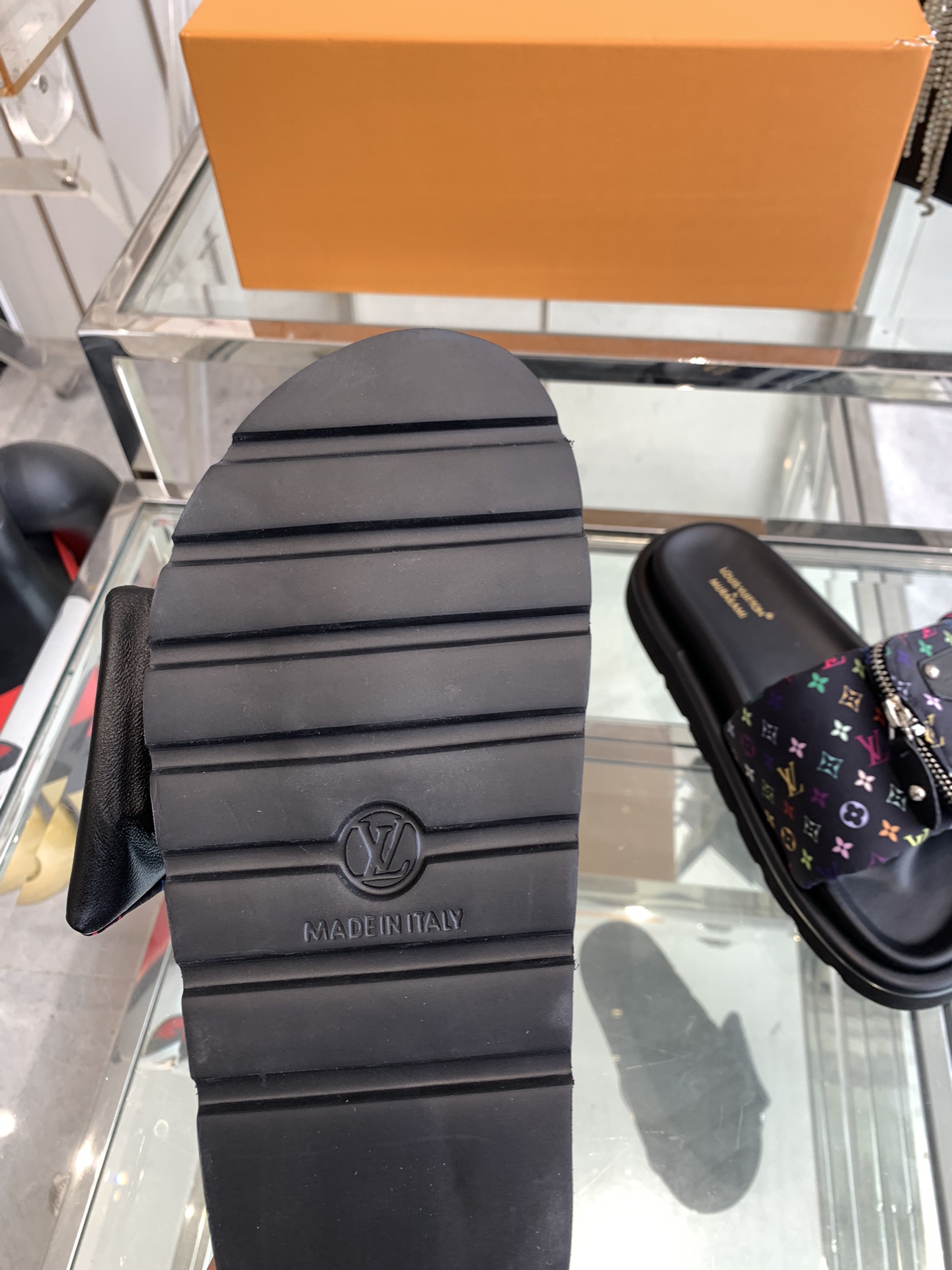 Unknown 260 2025 浮雕logo 压花 凉拖鞋 Pool Pillow Comfort 平底凉拖取材科技织物 以高频压印技术重绎 Monogram 图案 柔软加垫鞋面搭配可调节魔术贴 舒适韧性鞋垫再添和谐色彩 面料 定制科技织物 内里 柔软羊皮里 鞋底 开模橡胶发泡大底 男45定做